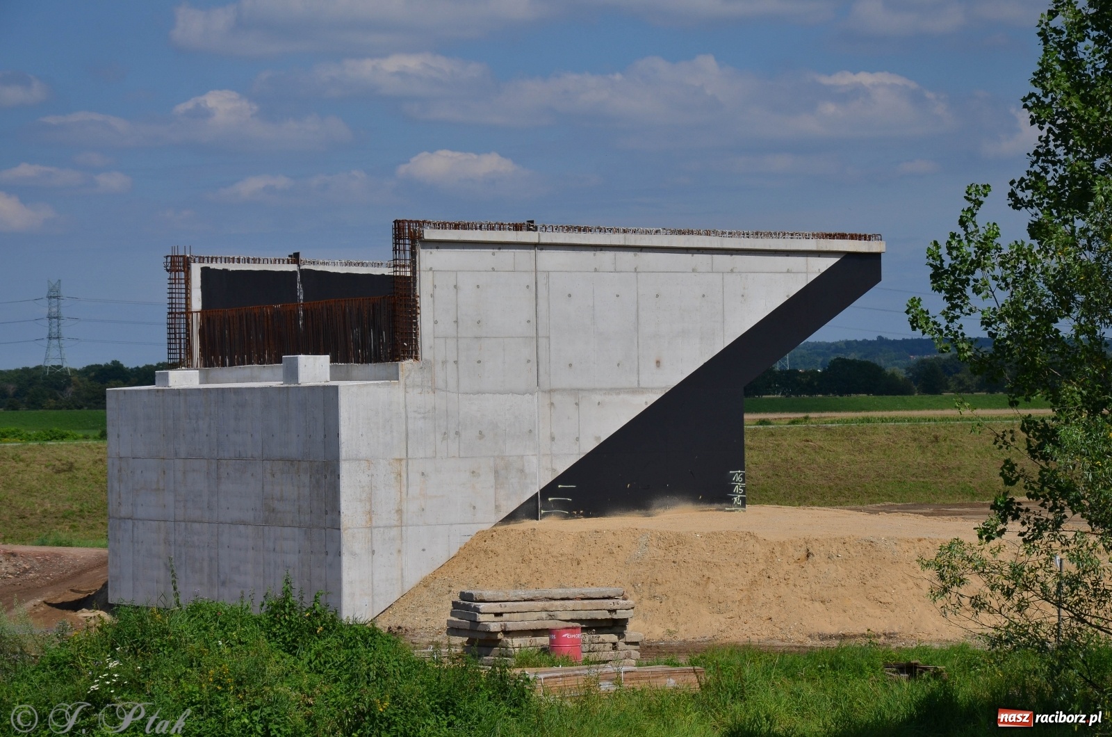 Zdjęcie w galerii na portalu naszraciborz.pl: Budowa wiaduktu nad linią kolejową w kierunku Markowic [FOTO] wiadomości z regionu