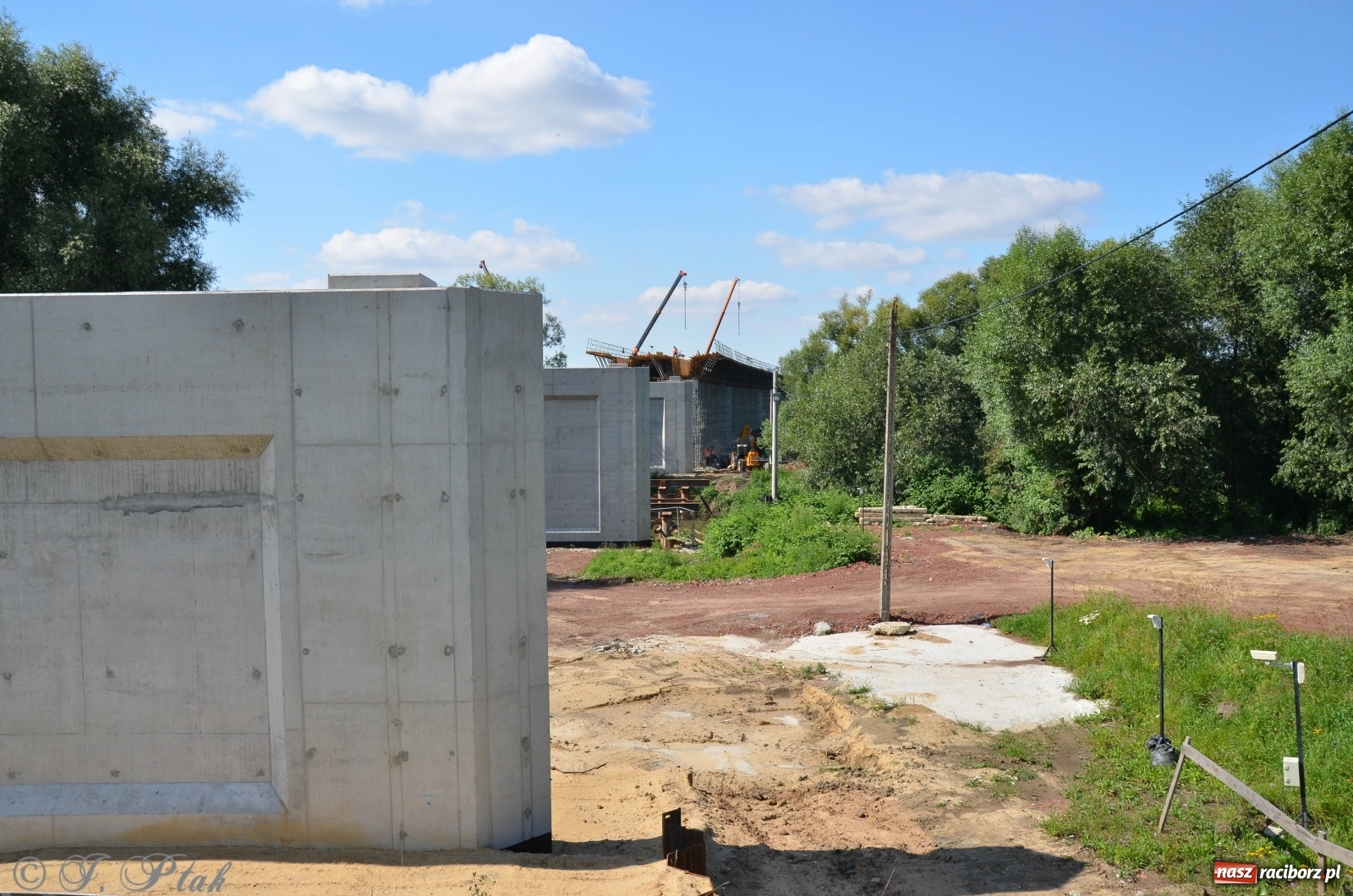 Zdjęcie w galerii na portalu naszraciborz.pl: Budowa wiaduktu nad linią kolejową w kierunku Markowic [FOTO] wiadomości z regionu