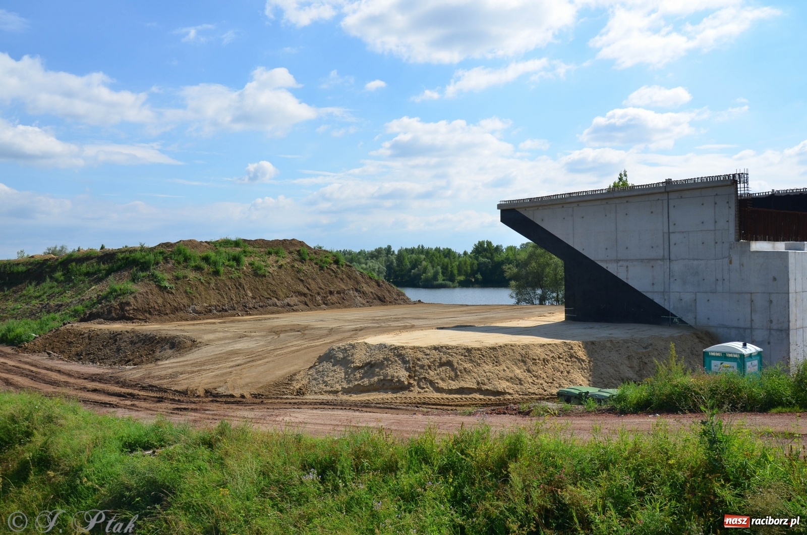 Zdjęcie w galerii na portalu naszraciborz.pl: Budowa wiaduktu nad linią kolejową w kierunku Markowic [FOTO] wiadomości z regionu