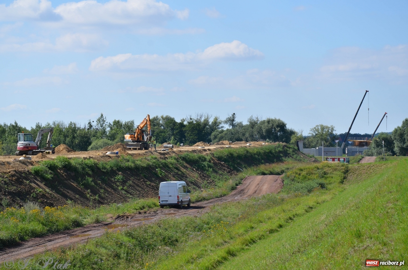 Zdjęcie w galerii na portalu naszraciborz.pl: Budowa wiaduktu nad linią kolejową w kierunku Markowic [FOTO] wiadomości z regionu