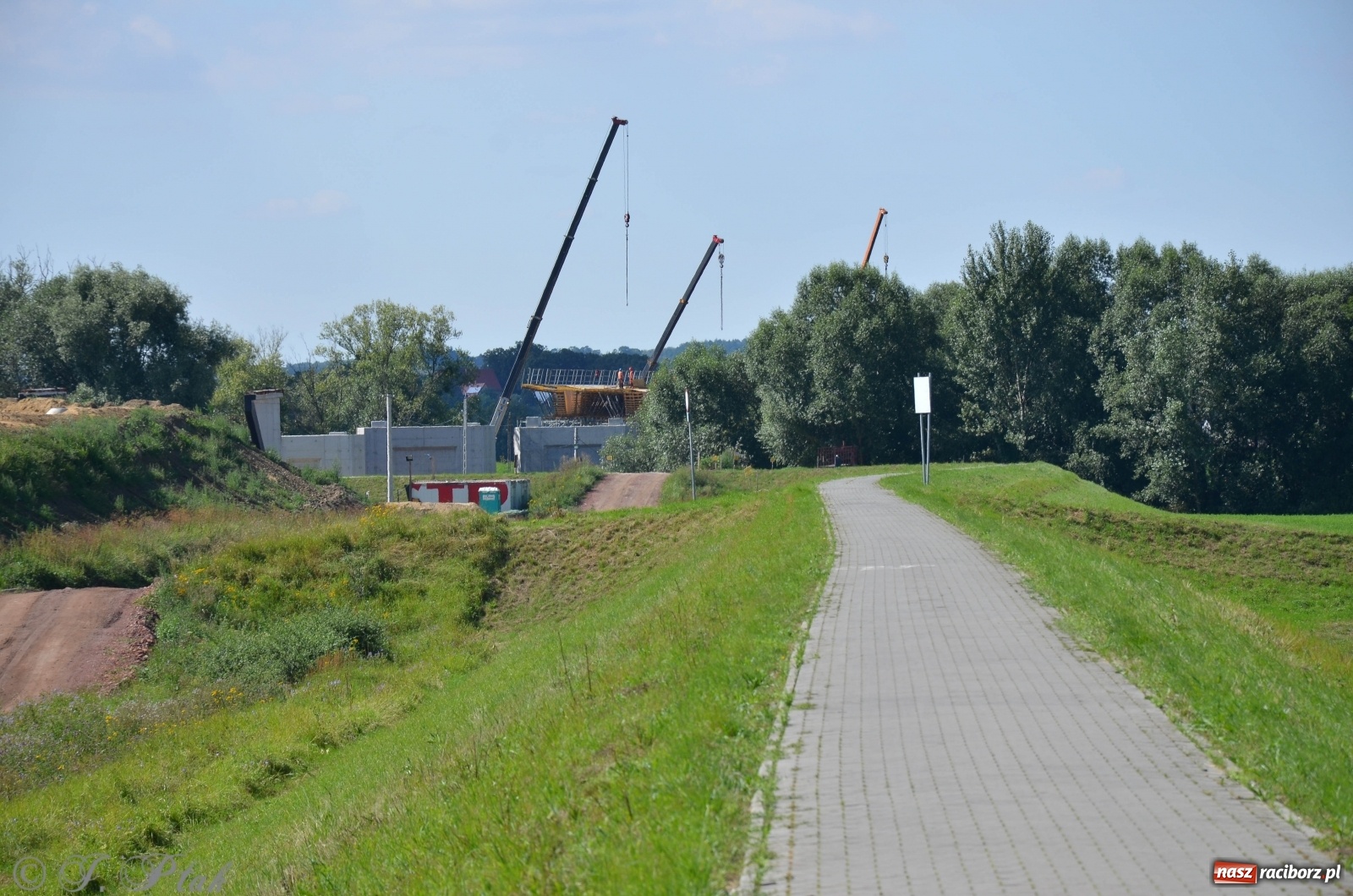 Zdjęcie w galerii na portalu naszraciborz.pl: Budowa wiaduktu nad linią kolejową w kierunku Markowic [FOTO] wiadomości z regionu