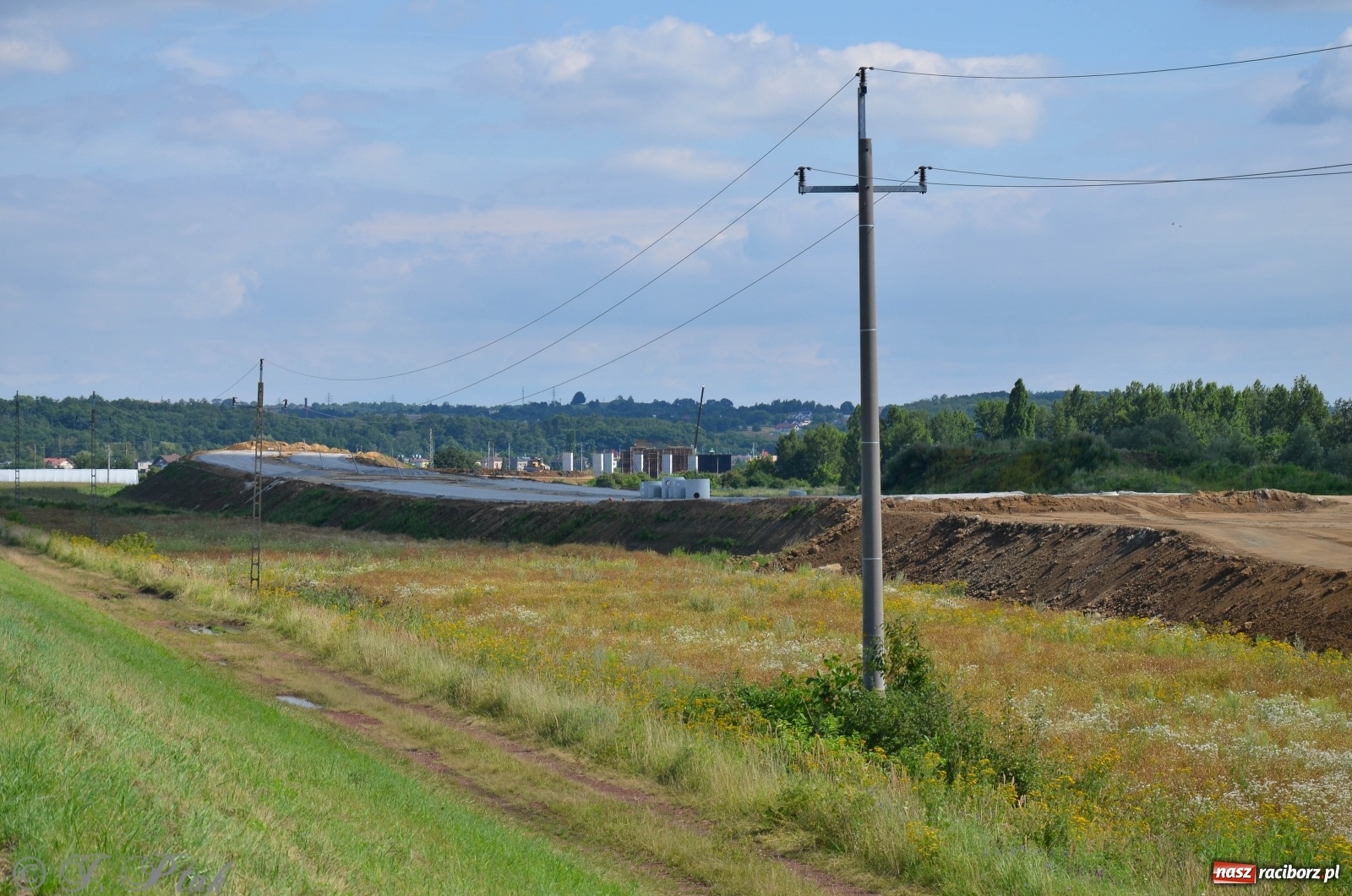 Zdjęcie w galerii na portalu naszraciborz.pl: Budowa wiaduktu nad linią kolejową w kierunku Markowic [FOTO] wiadomości z regionu