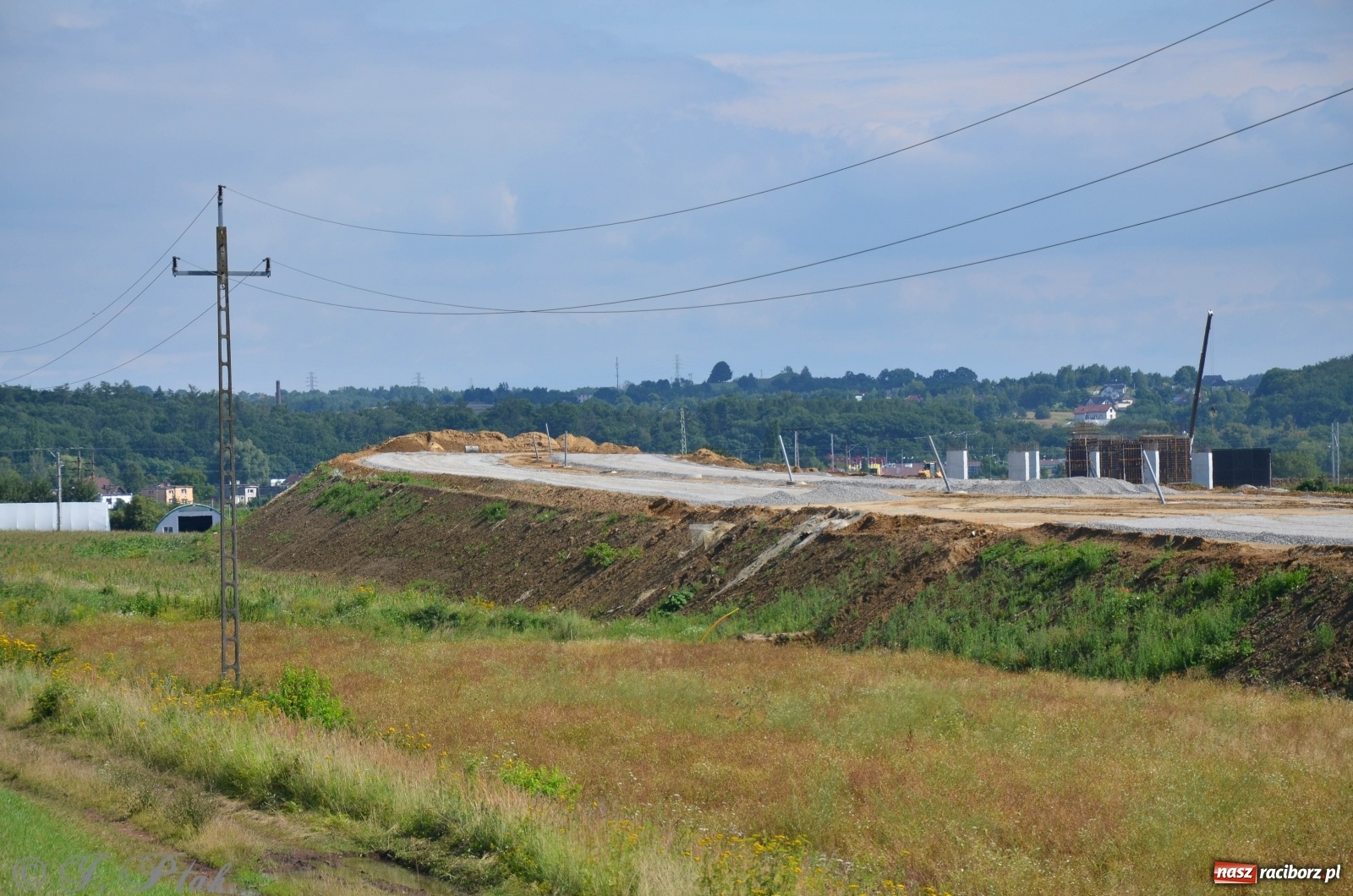 Zdjęcie w galerii na portalu naszraciborz.pl: Budowa wiaduktu nad linią kolejową w kierunku Markowic [FOTO] wiadomości z regionu