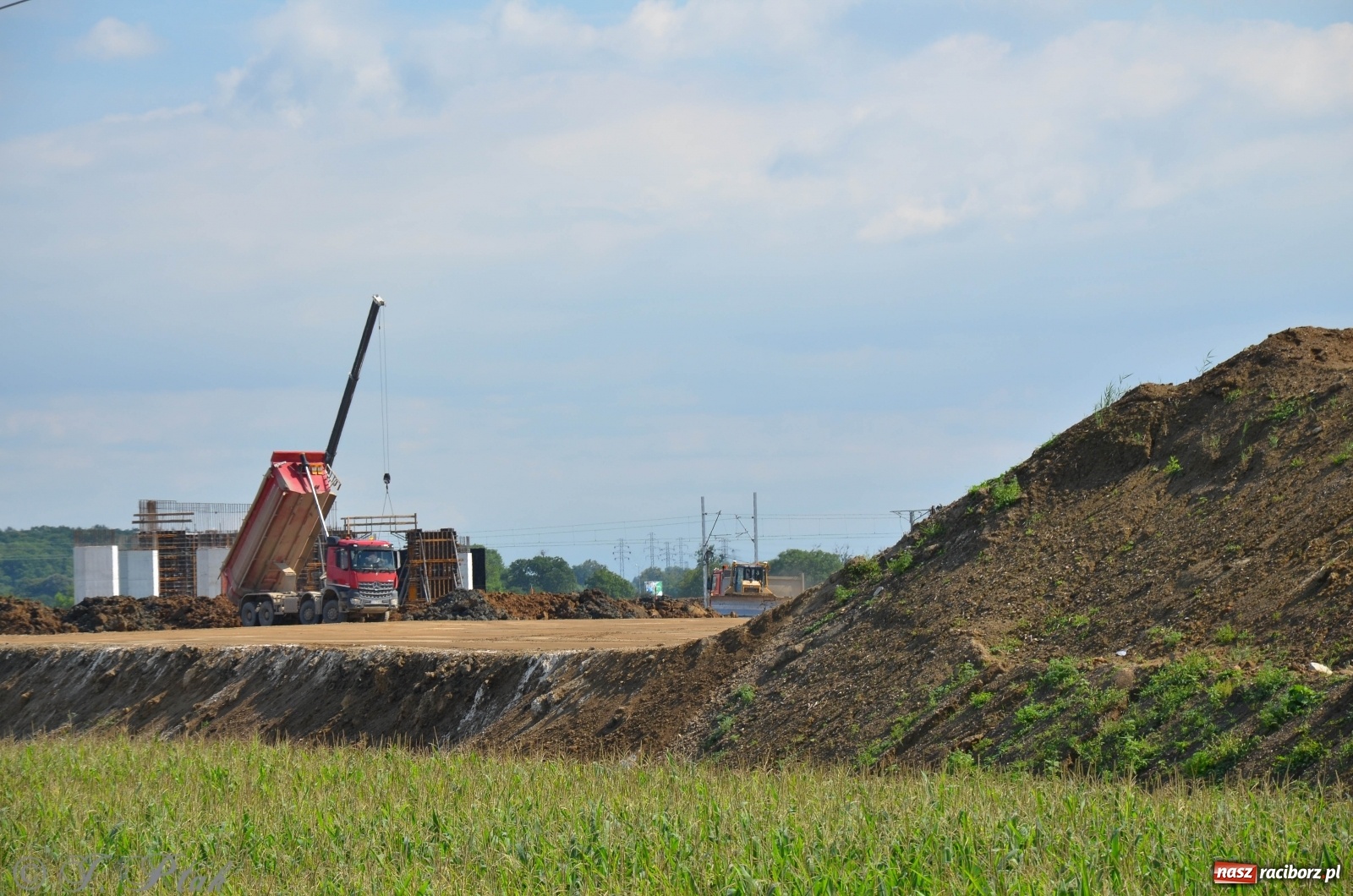 Zdjęcie w galerii na portalu naszraciborz.pl: Budowa wiaduktu nad linią kolejową w kierunku Markowic [FOTO] wiadomości z regionu