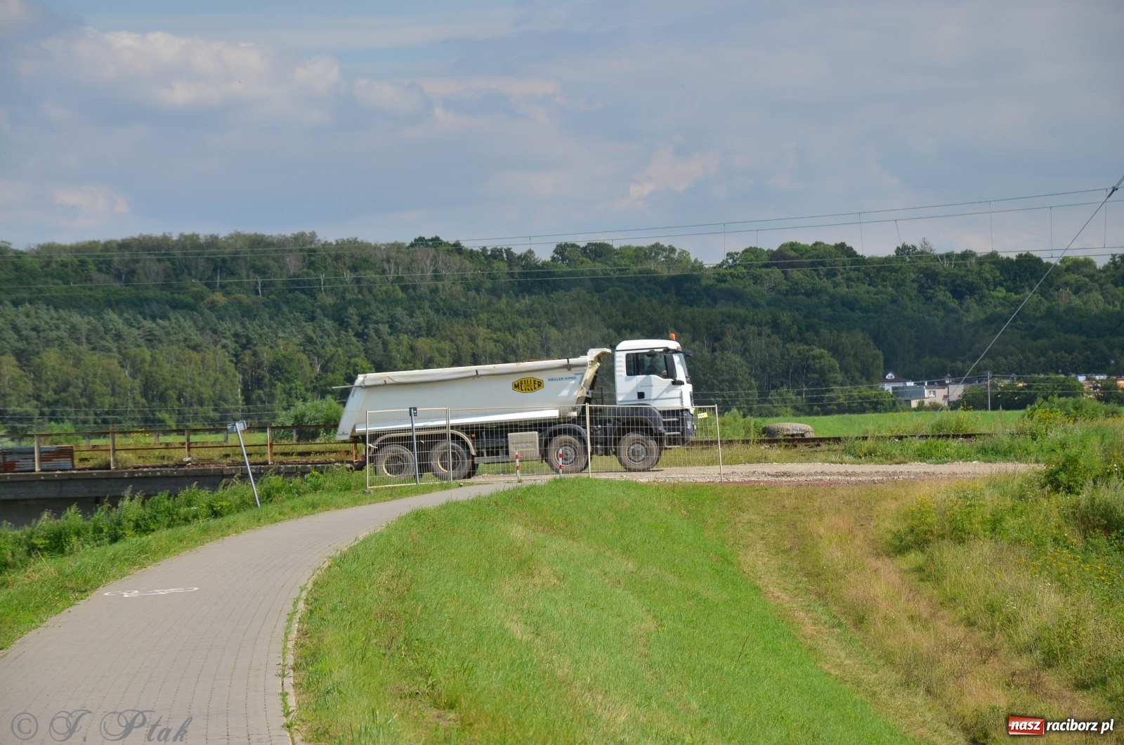 Zdjęcie w galerii na portalu naszraciborz.pl: Budowa wiaduktu nad linią kolejową w kierunku Markowic [FOTO] wiadomości z regionu