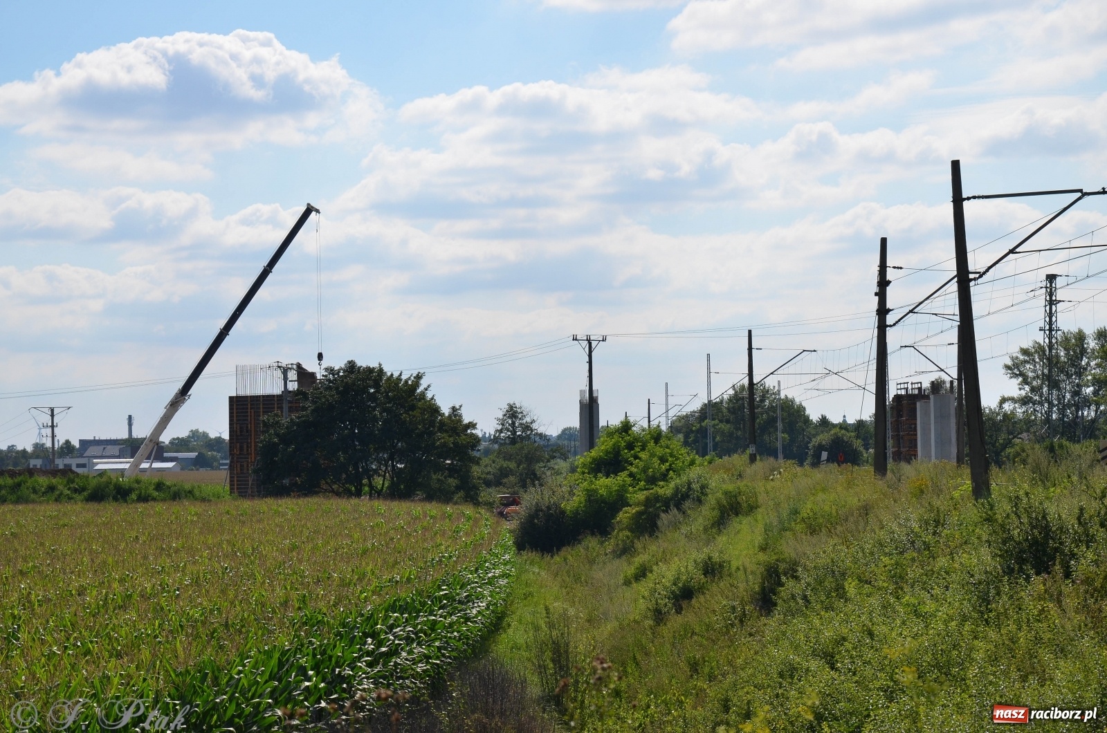 Zdjęcie w galerii na portalu naszraciborz.pl: Budowa wiaduktu nad linią kolejową w kierunku Markowic [FOTO] wiadomości z regionu