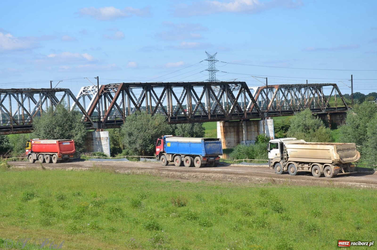 Zdjęcie w galerii na portalu naszraciborz.pl: Budowa wiaduktu nad linią kolejową w kierunku Markowic [FOTO] wiadomości z regionu