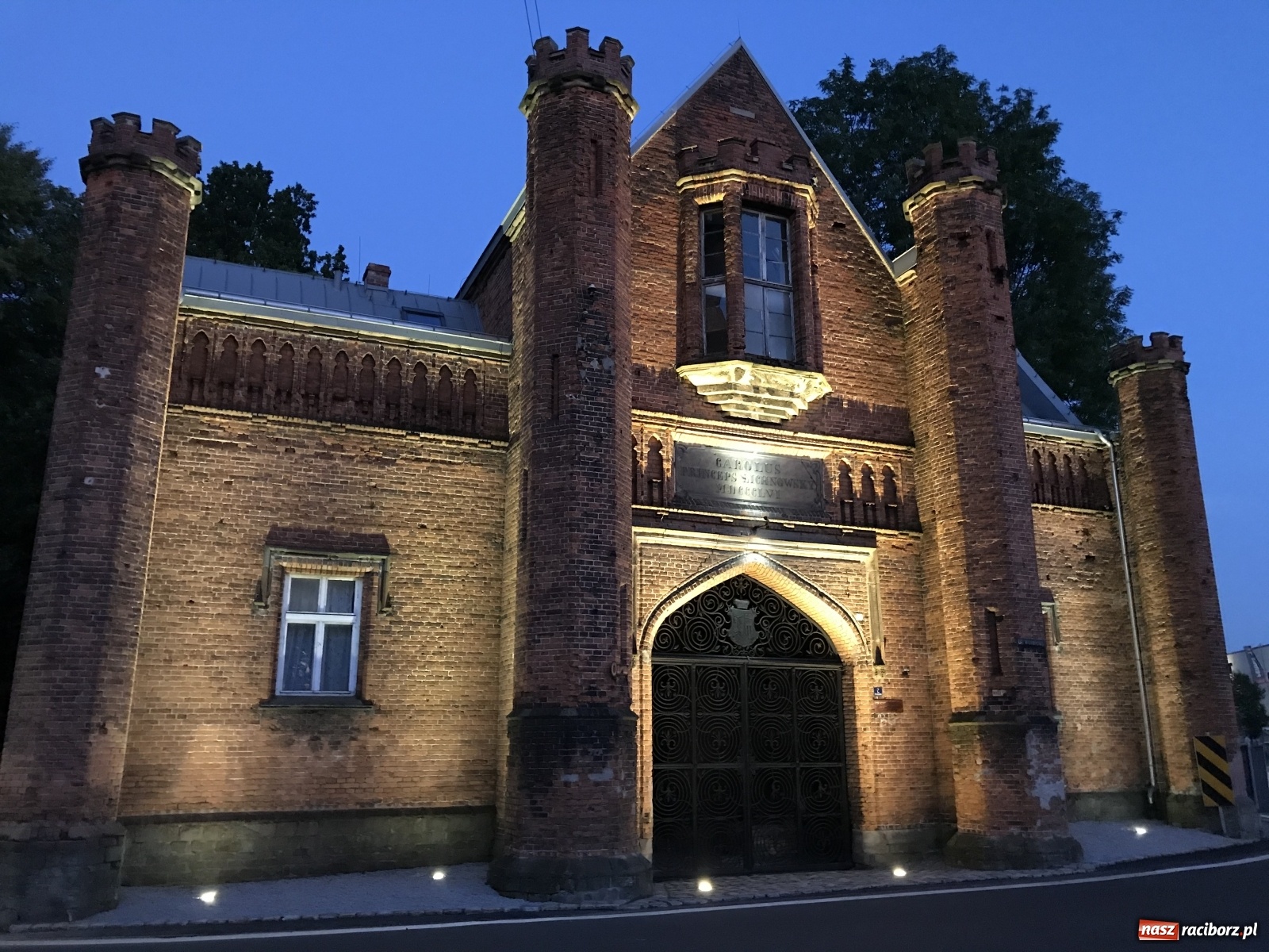 Zdjęcie w galerii na portalu naszraciborz.pl: Od dziś brama do krzyżanowickiego pałacu jest oświetlona [FOTO i WIDEO] wiadomości z regionu