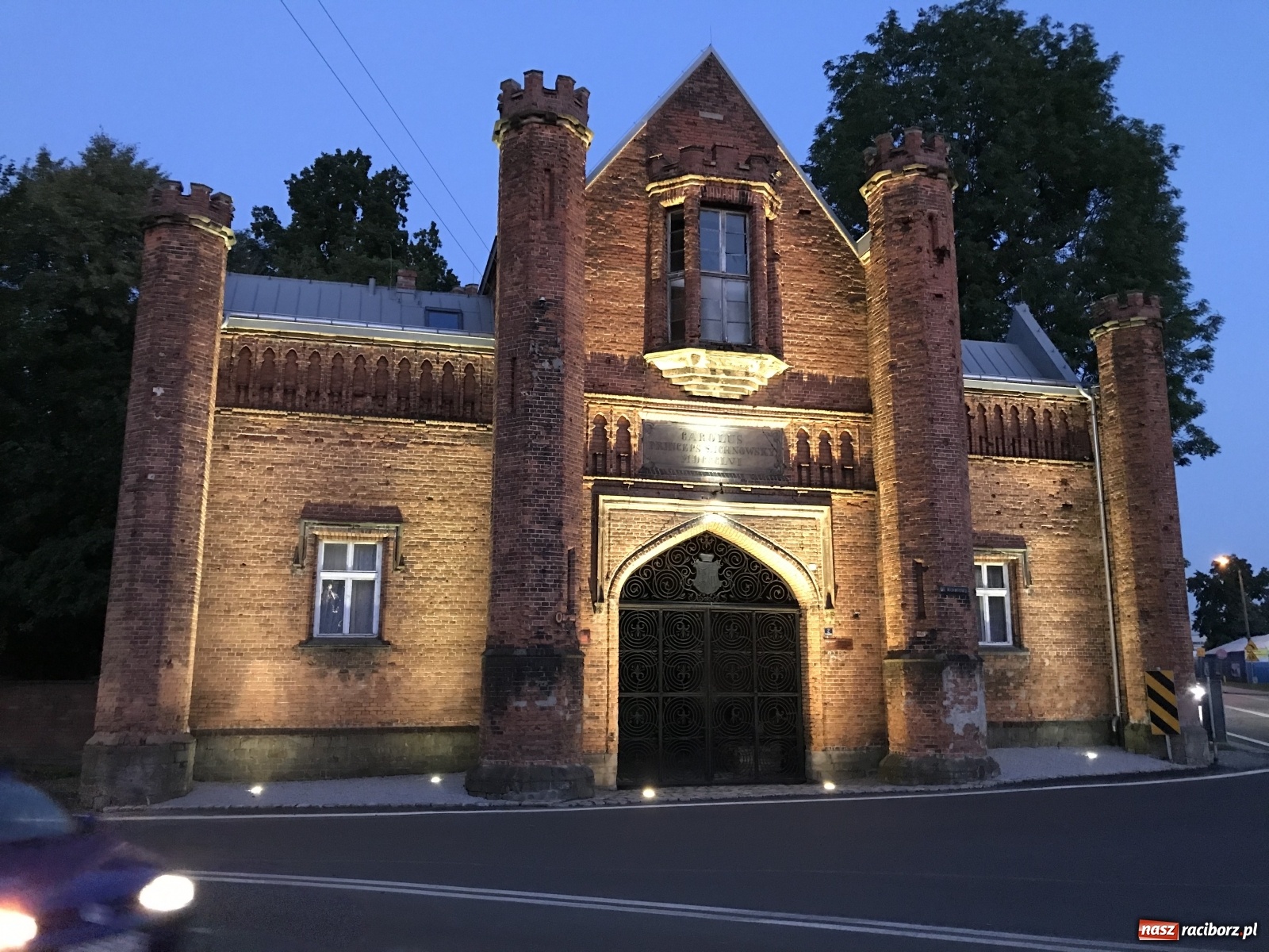 Zdjęcie w galerii na portalu naszraciborz.pl: Od dziś brama do krzyżanowickiego pałacu jest oświetlona [FOTO i WIDEO] wiadomości z regionu