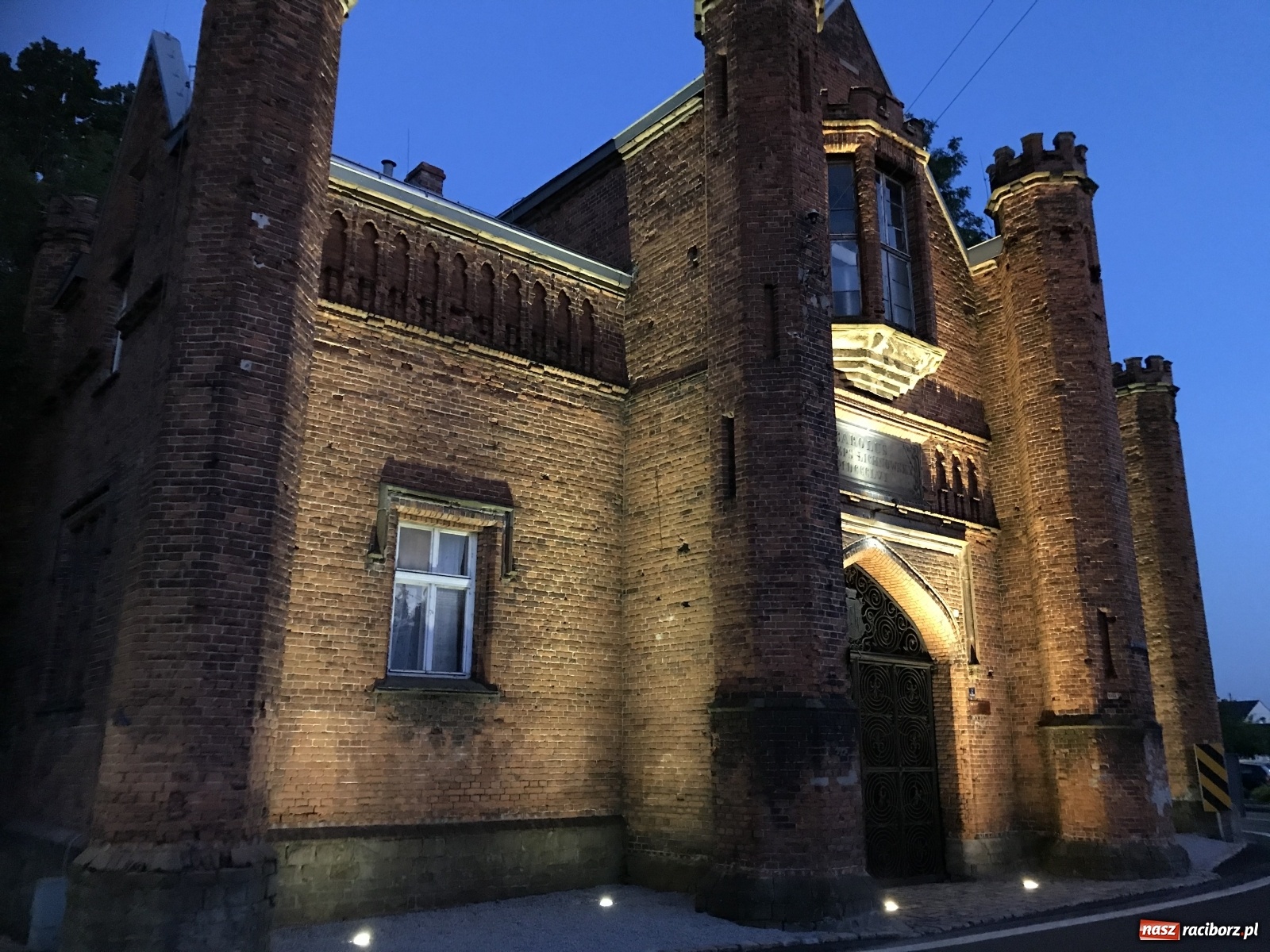 Zdjęcie w galerii na portalu naszraciborz.pl: Od dziś brama do krzyżanowickiego pałacu jest oświetlona [FOTO i WIDEO] wiadomości z regionu