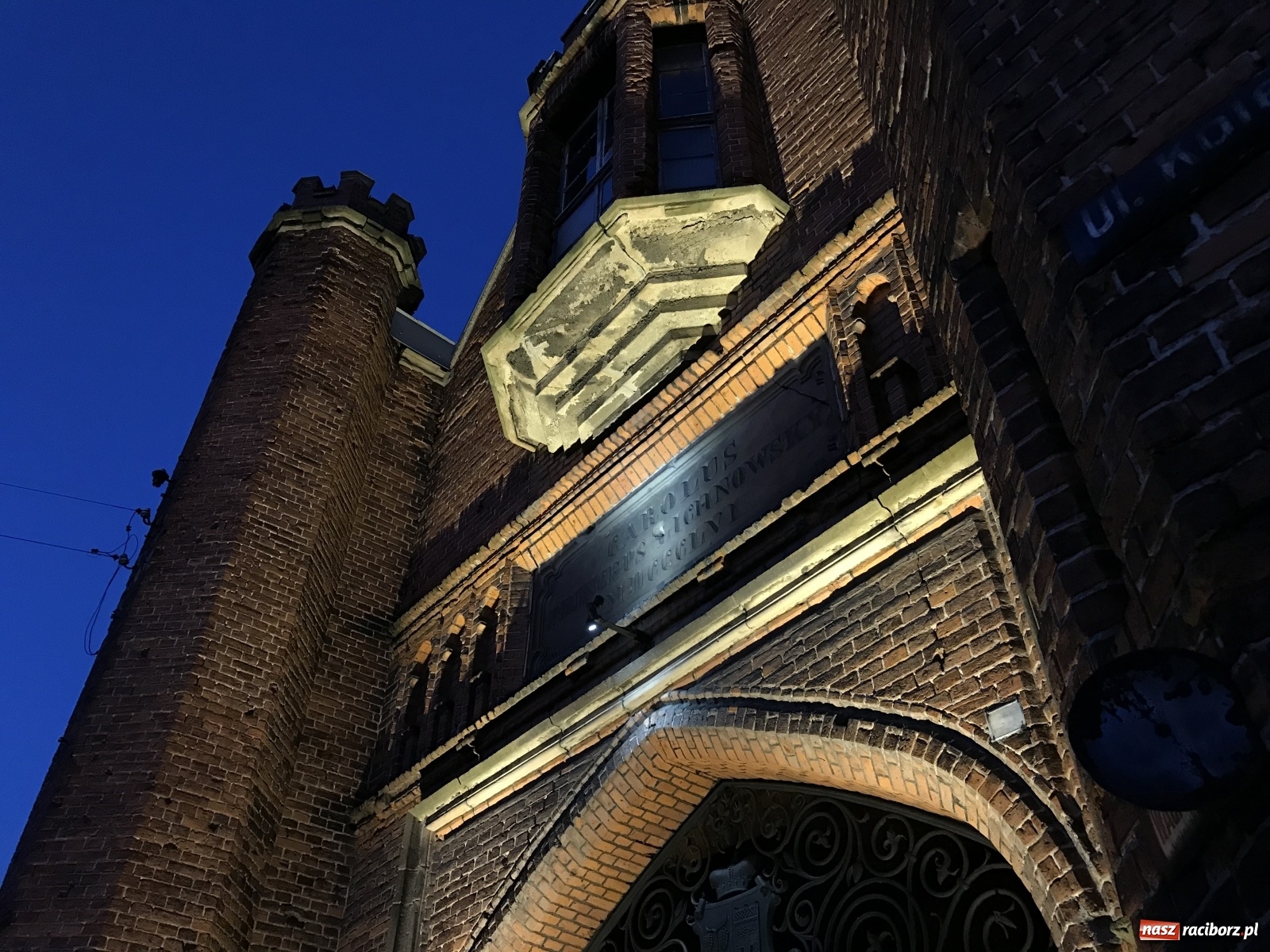 Zdjęcie w galerii na portalu naszraciborz.pl: Od dziś brama do krzyżanowickiego pałacu jest oświetlona [FOTO i WIDEO] wiadomości z regionu