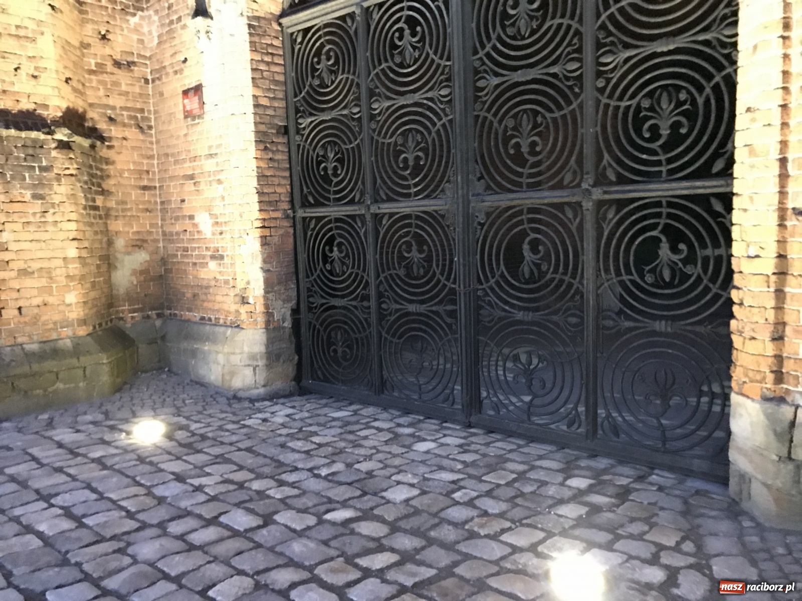 Zdjęcie w galerii na portalu naszraciborz.pl: Od dziś brama do krzyżanowickiego pałacu jest oświetlona [FOTO i WIDEO] wiadomości z regionu