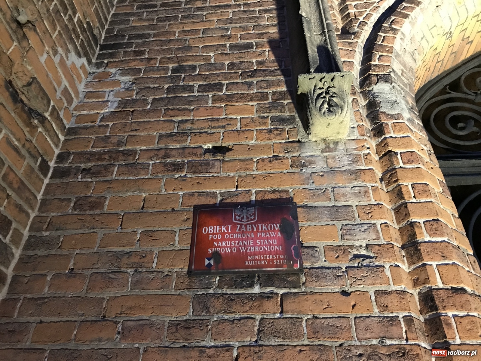 Zdjęcie w galerii na portalu naszraciborz.pl: Od dziś brama do krzyżanowickiego pałacu jest oświetlona [FOTO i WIDEO] wiadomości z regionu