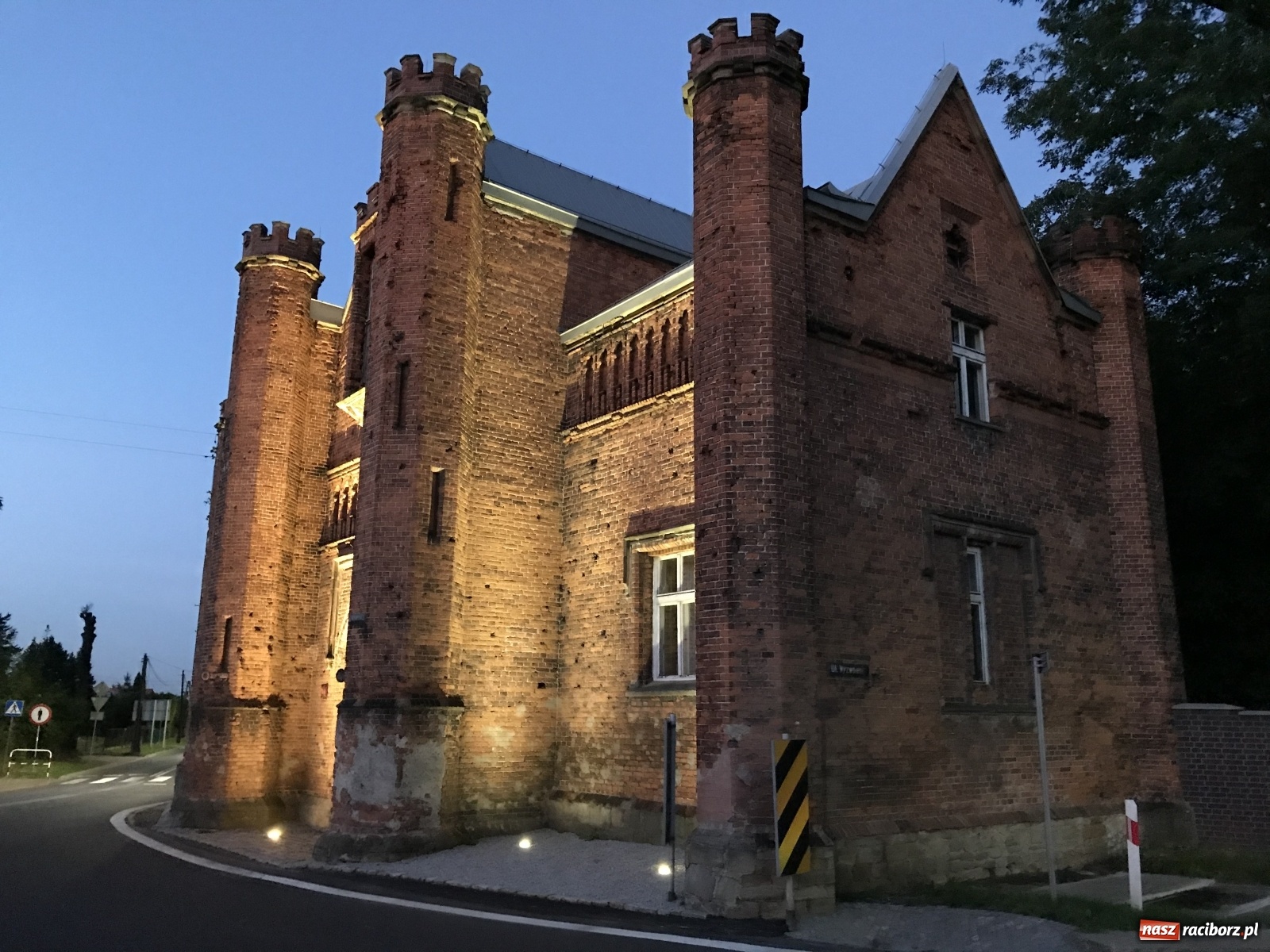 Zdjęcie w galerii na portalu naszraciborz.pl: Od dziś brama do krzyżanowickiego pałacu jest oświetlona [FOTO i WIDEO] wiadomości z regionu