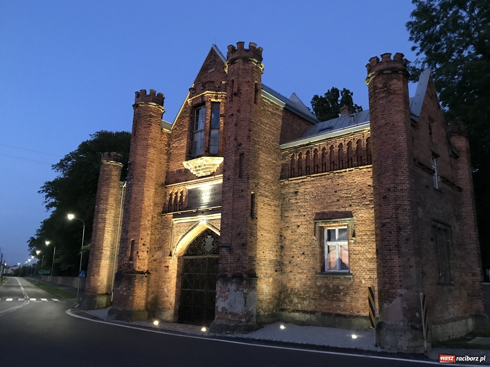 Zdjęcie w galerii na portalu naszraciborz.pl: Od dziś brama do krzyżanowickiego pałacu jest oświetlona [FOTO i WIDEO] wiadomości z regionu
