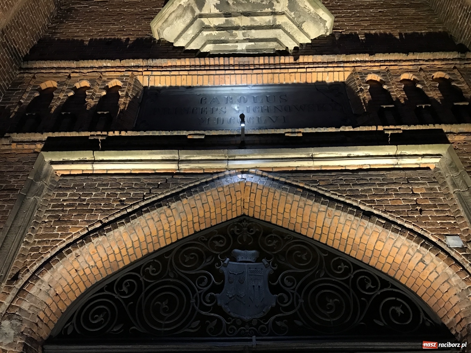 Zdjęcie w galerii na portalu naszraciborz.pl: Od dziś brama do krzyżanowickiego pałacu jest oświetlona [FOTO i WIDEO] wiadomości z regionu