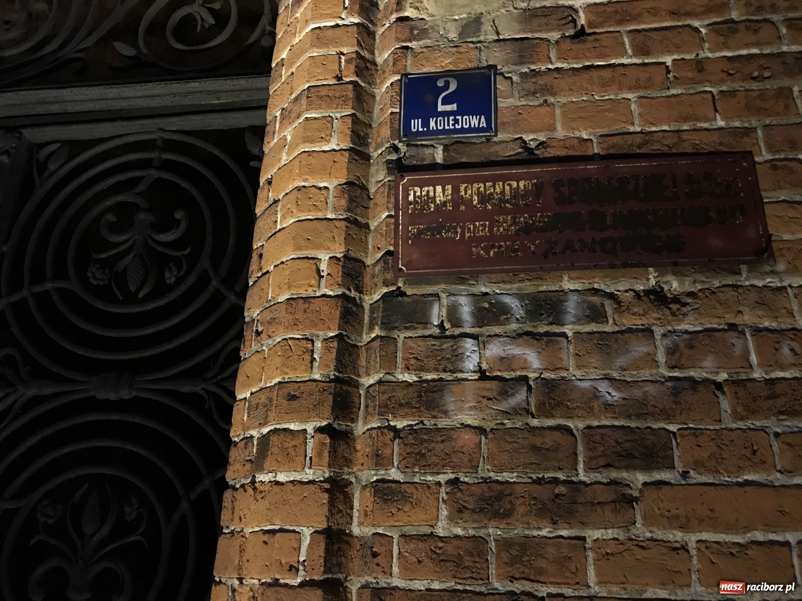 Zdjęcie w galerii na portalu naszraciborz.pl: Od dziś brama do krzyżanowickiego pałacu jest oświetlona [FOTO i WIDEO] wiadomości z regionu