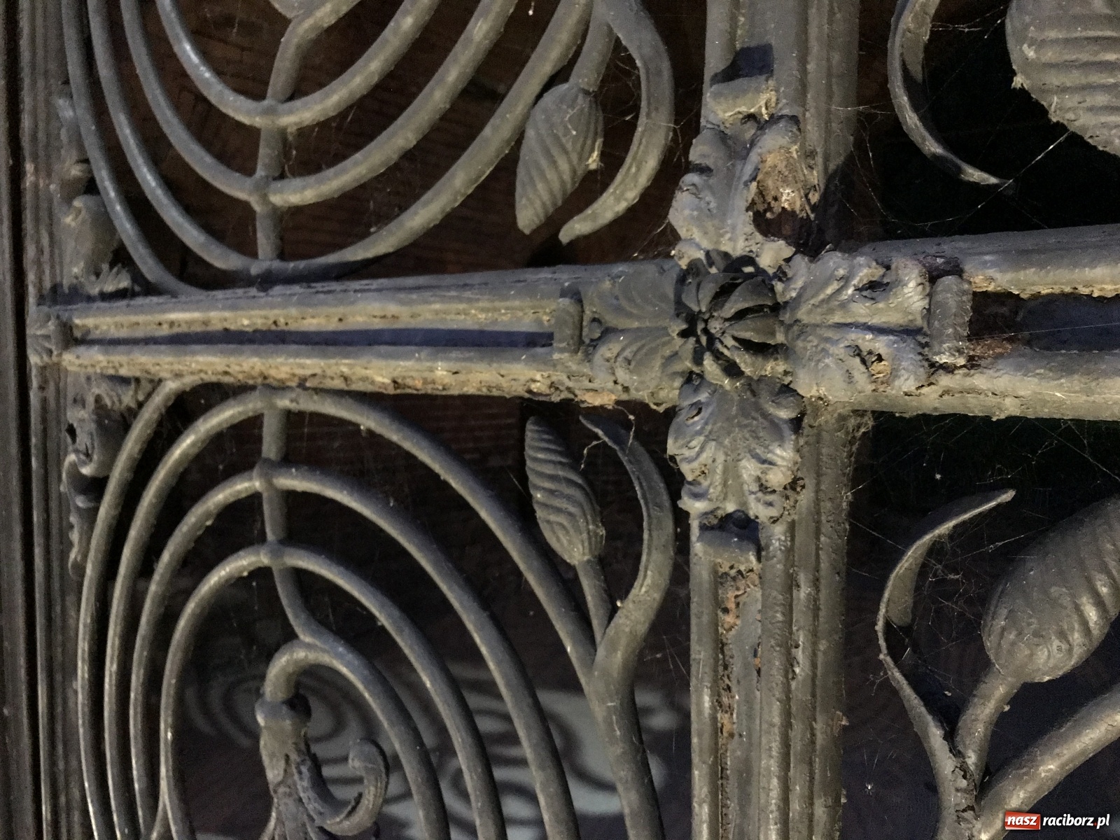 Zdjęcie w galerii na portalu naszraciborz.pl: Od dziś brama do krzyżanowickiego pałacu jest oświetlona [FOTO i WIDEO] wiadomości z regionu