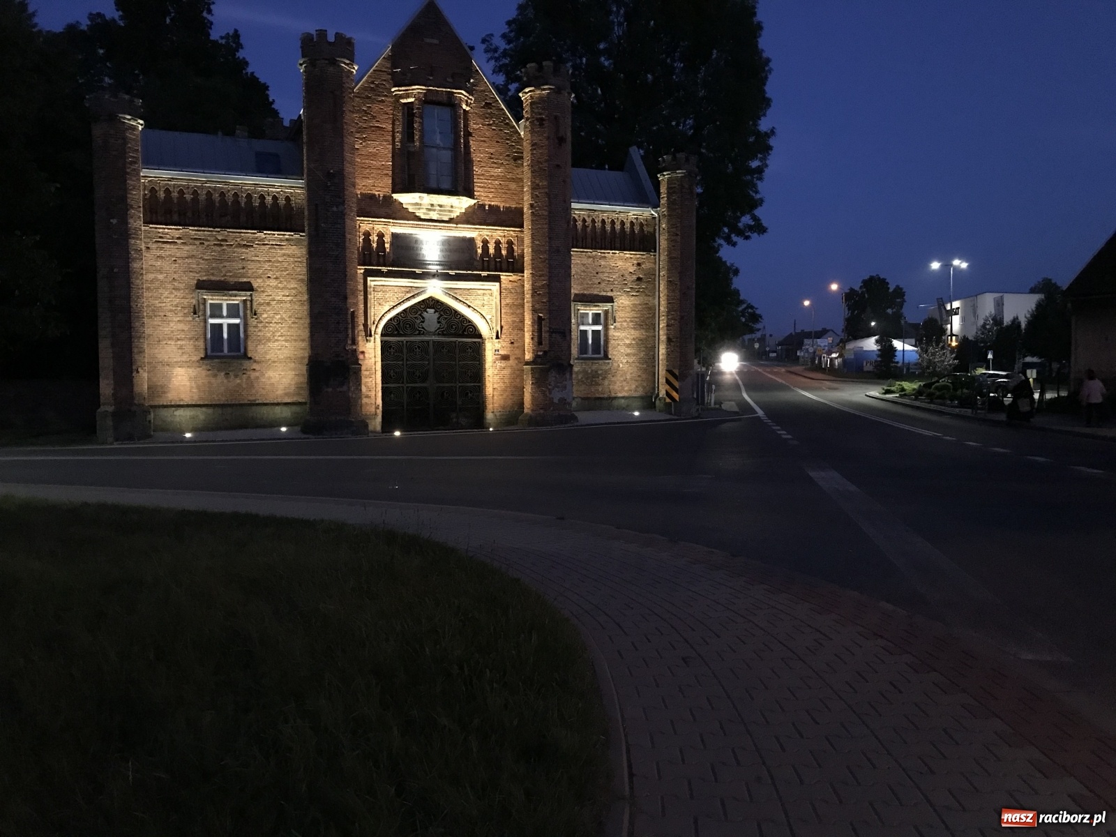 Zdjęcie w galerii na portalu naszraciborz.pl: Od dziś brama do krzyżanowickiego pałacu jest oświetlona [FOTO i WIDEO] wiadomości z regionu