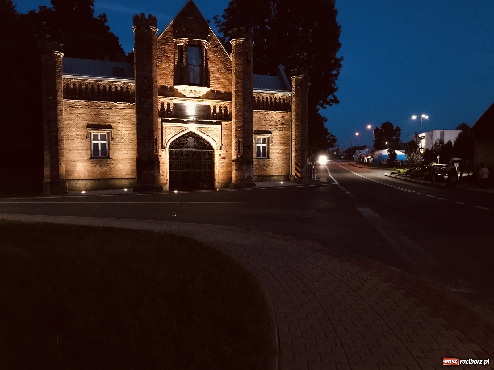 Zdjęcie w galerii na portalu naszraciborz.pl: Od dziś brama do krzyżanowickiego pałacu jest oświetlona [FOTO i WIDEO] wiadomości z regionu