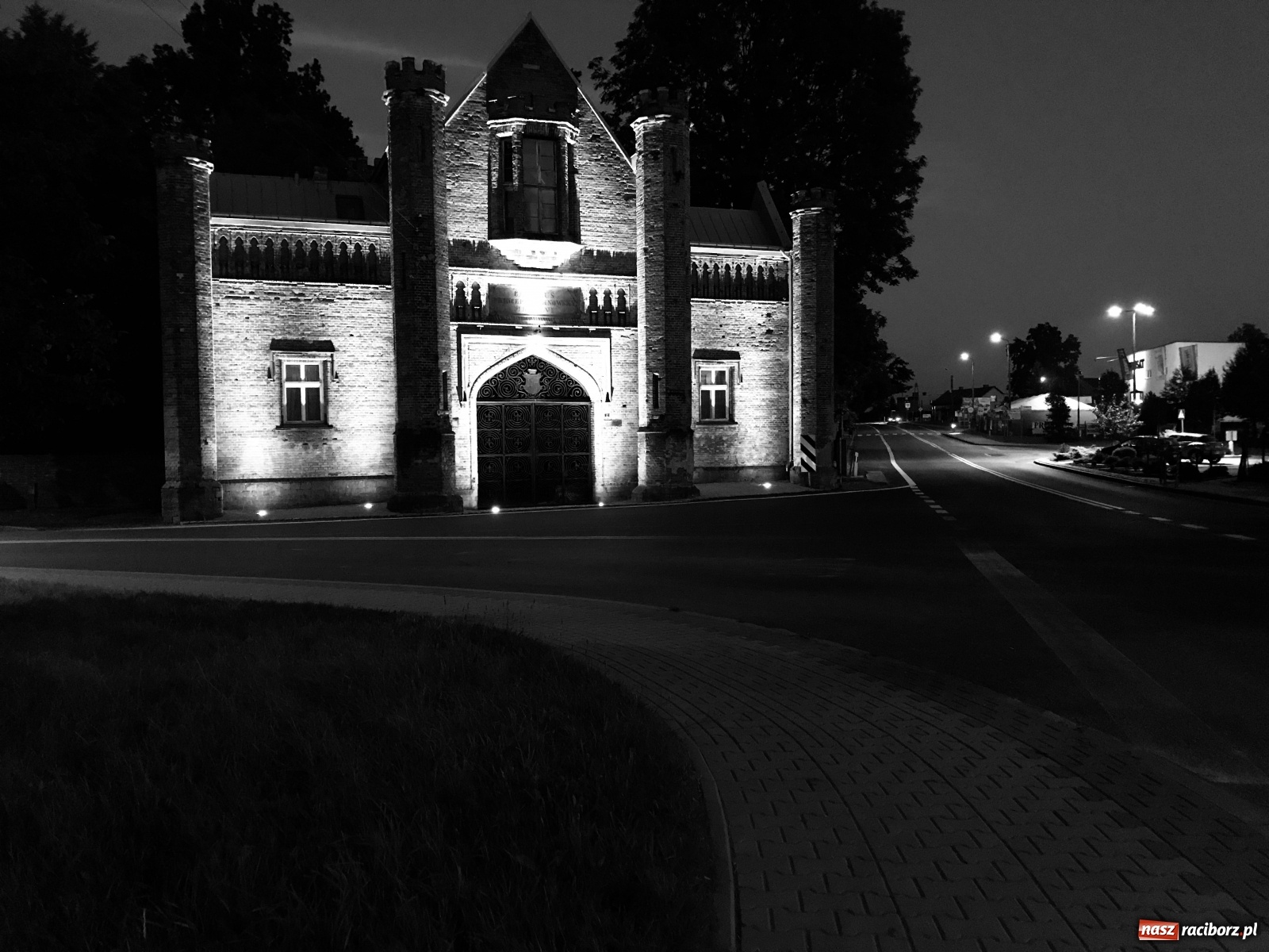 Zdjęcie w galerii na portalu naszraciborz.pl: Od dziś brama do krzyżanowickiego pałacu jest oświetlona [FOTO i WIDEO] wiadomości z regionu
