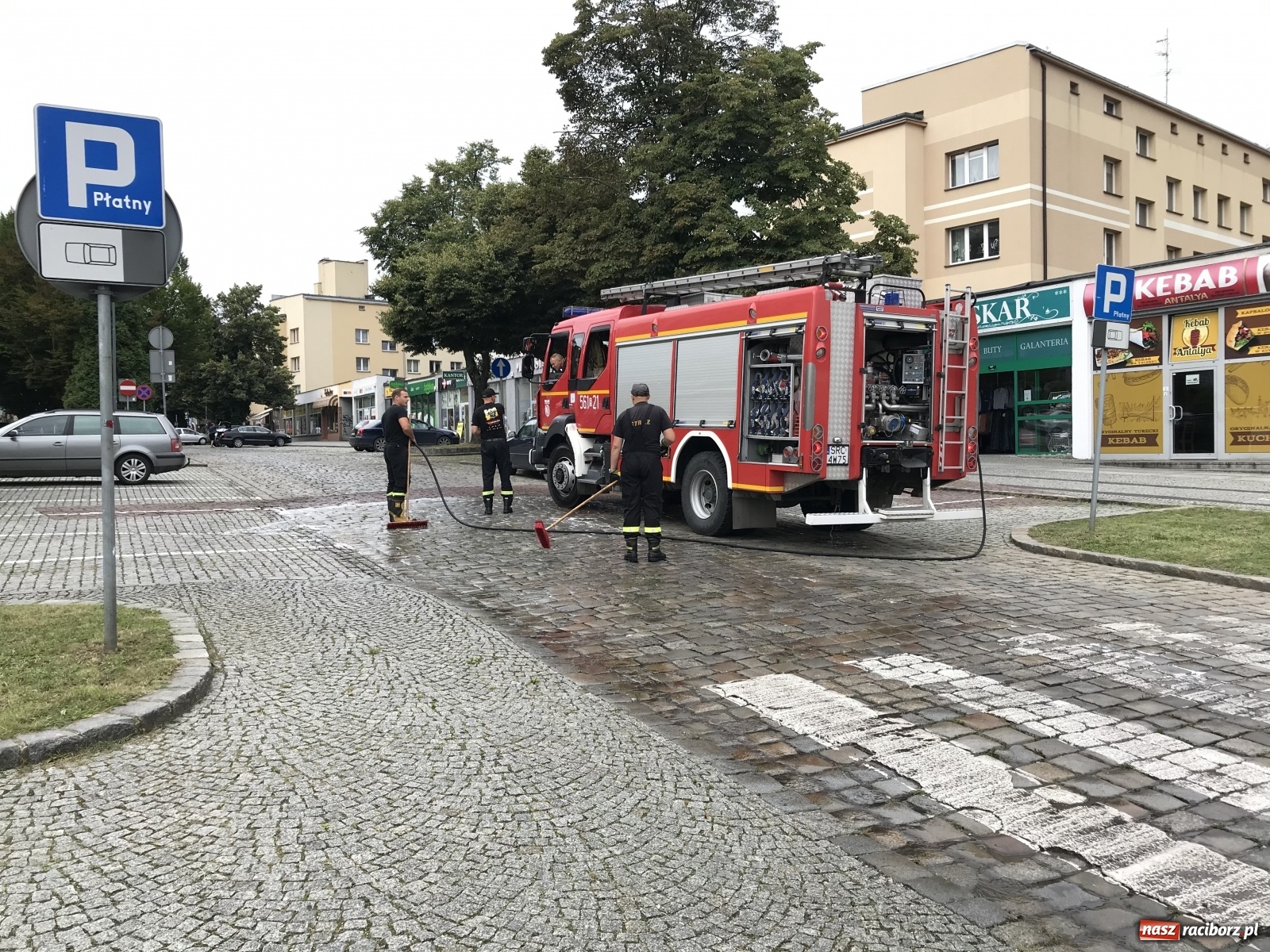 Zdjęcie w galerii na portalu naszraciborz.pl: Sprzątanie po sprzątaniu. Zawiniła zamiatarka  wiadomości z regionu