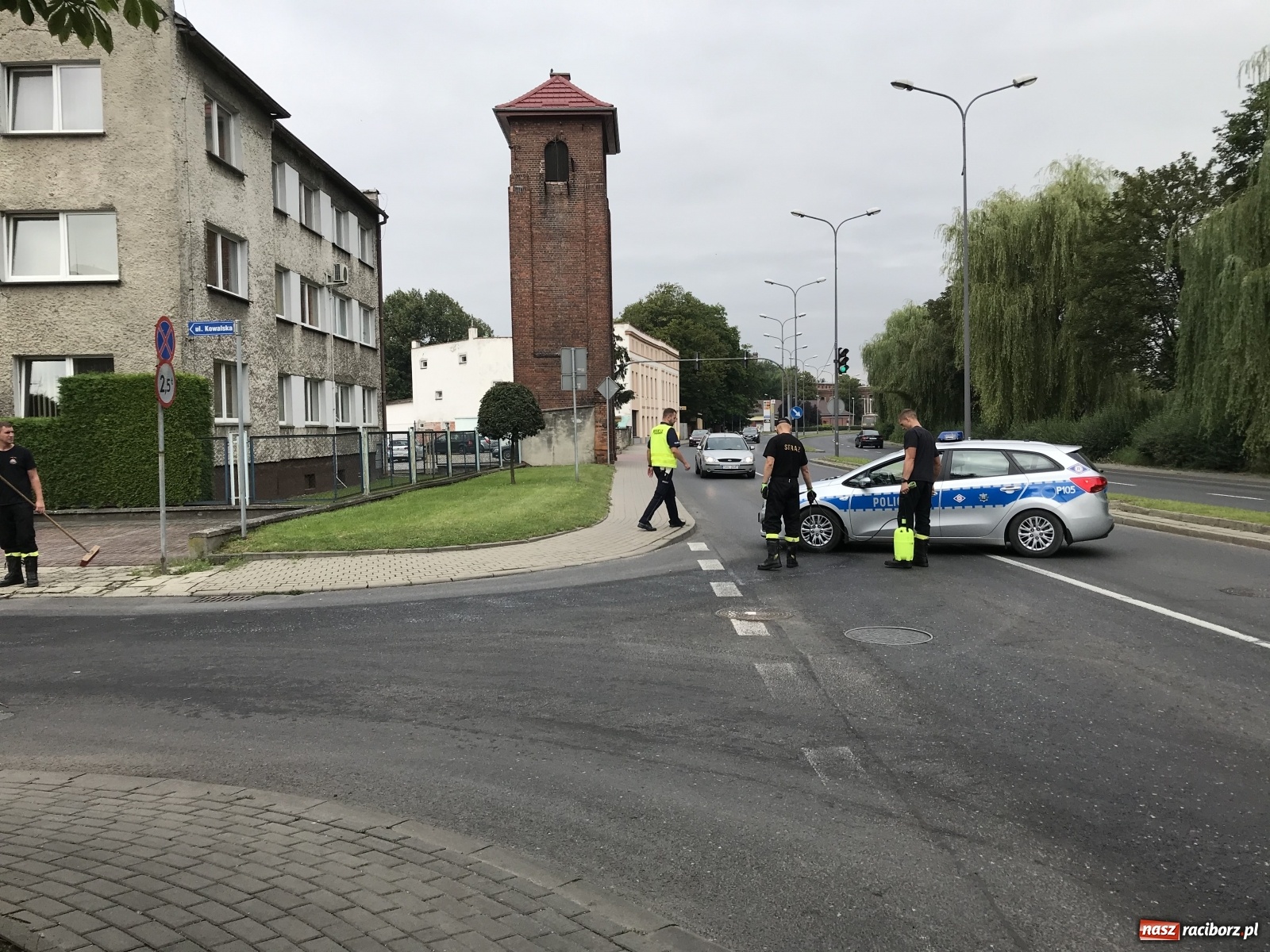 Zdjęcie w galerii na portalu naszraciborz.pl: Sprzątanie po sprzątaniu. Zawiniła zamiatarka  wiadomości z regionu