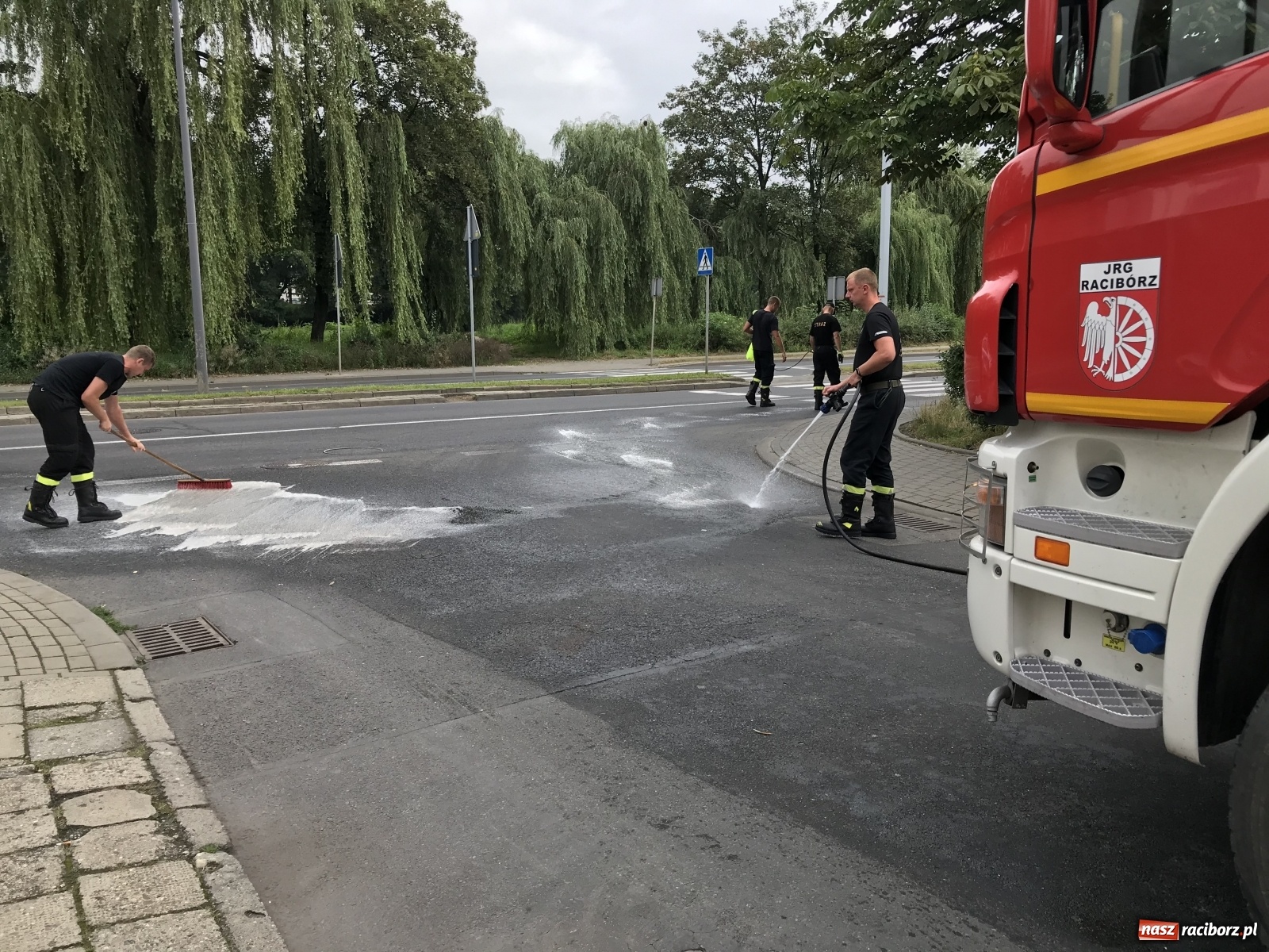 Zdjęcie w galerii na portalu naszraciborz.pl: Sprzątanie po sprzątaniu. Zawiniła zamiatarka  wiadomości z regionu