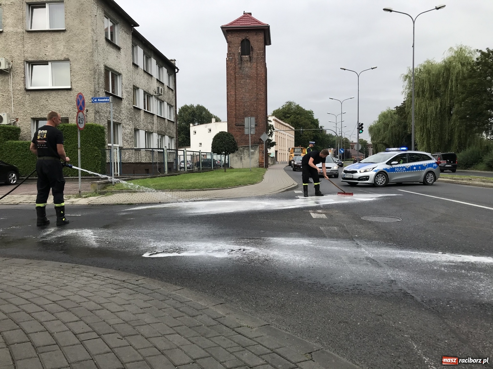 Zdjęcie w galerii na portalu naszraciborz.pl: Sprzątanie po sprzątaniu. Zawiniła zamiatarka  wiadomości z regionu