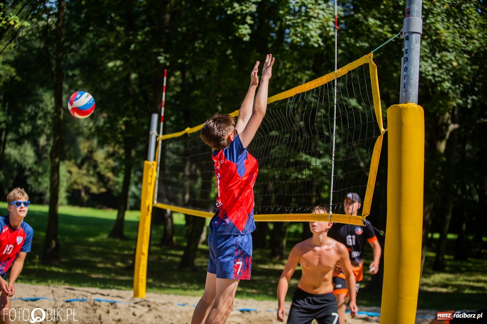 Zdjęcie w galerii na portalu naszraciborz.pl: Turniej w Siatkówce Plażowej na Oborze wiadomości z regionu