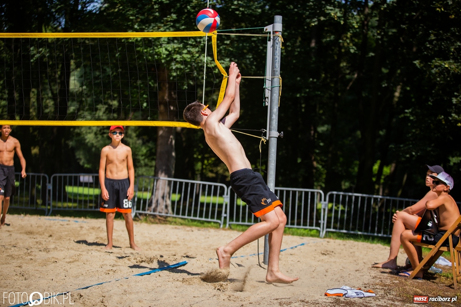 Zdjęcie w galerii na portalu naszraciborz.pl: Turniej w Siatkówce Plażowej na Oborze wiadomości z regionu