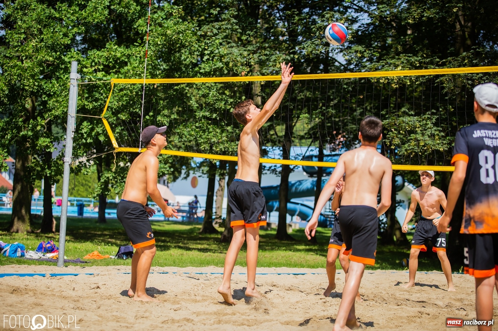 Zdjęcie w galerii na portalu naszraciborz.pl: Turniej w Siatkówce Plażowej na Oborze wiadomości z regionu