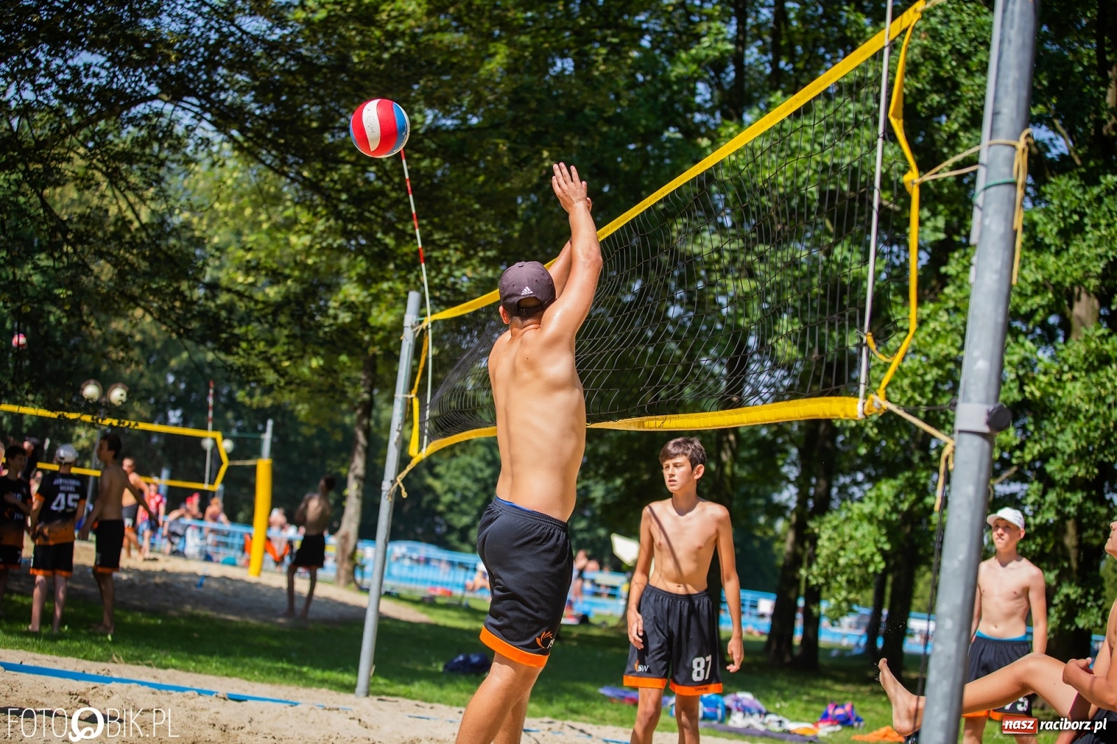 Zdjęcie w galerii na portalu naszraciborz.pl: Turniej w Siatkówce Plażowej na Oborze wiadomości z regionu