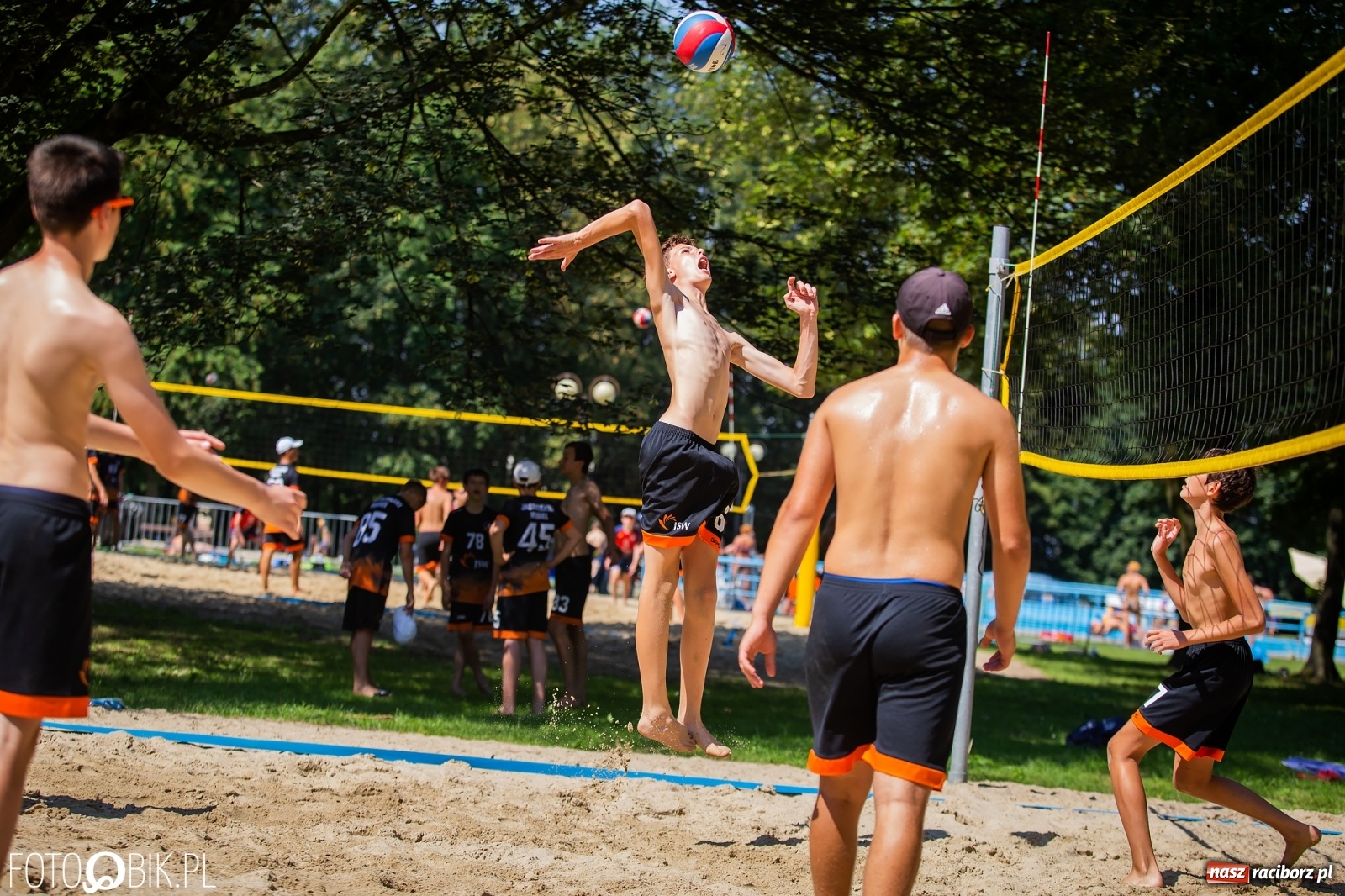 Zdjęcie w galerii na portalu naszraciborz.pl: Turniej w Siatkówce Plażowej na Oborze wiadomości z regionu