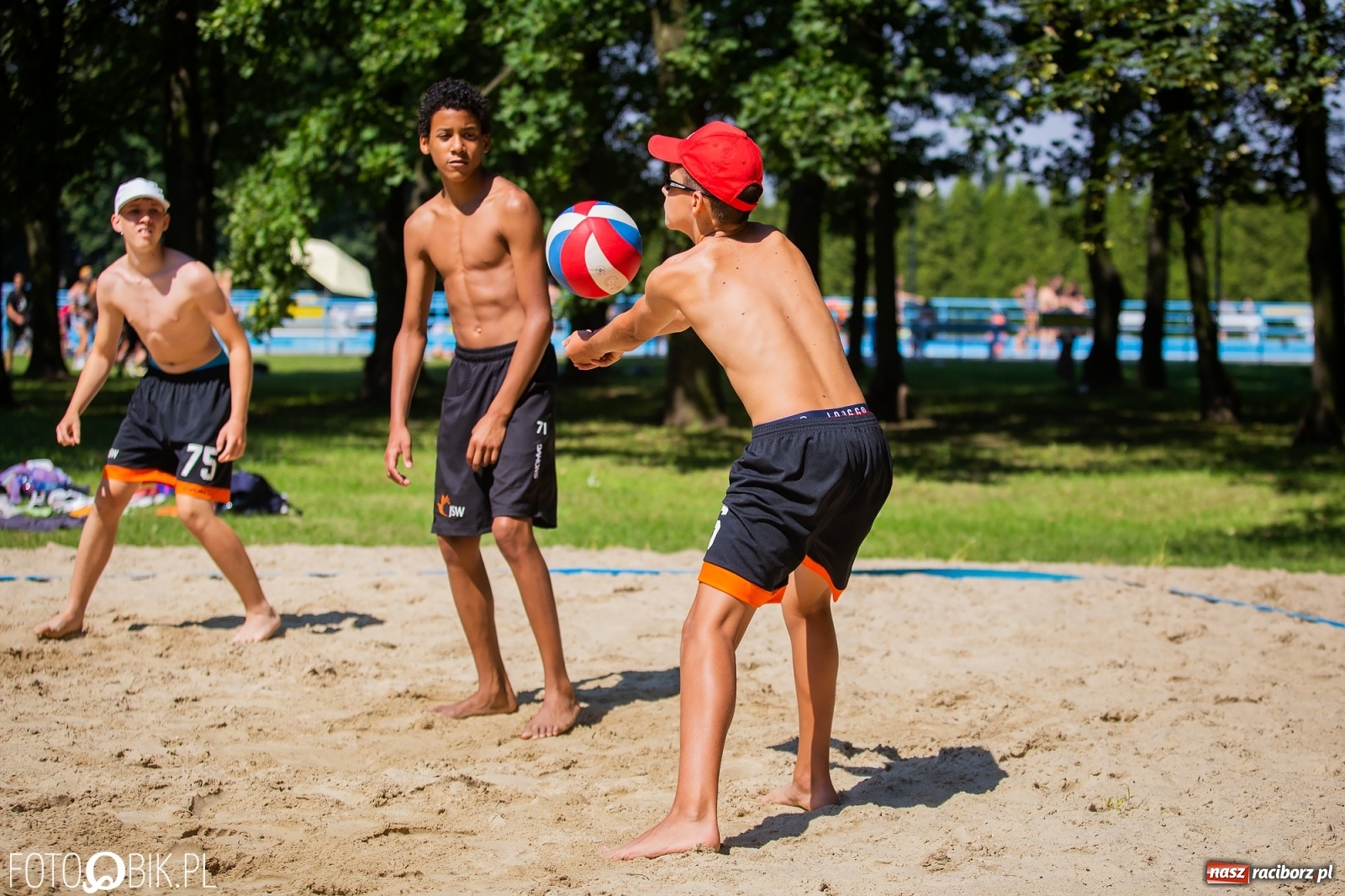 Zdjęcie w galerii na portalu naszraciborz.pl: Turniej w Siatkówce Plażowej na Oborze wiadomości z regionu