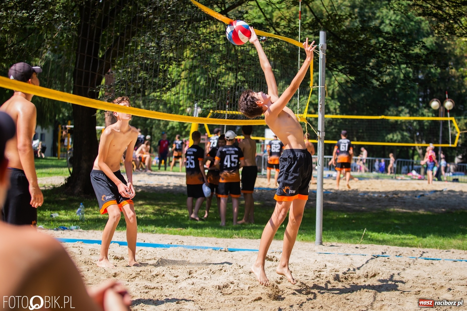 Zdjęcie w galerii na portalu naszraciborz.pl: Turniej w Siatkówce Plażowej na Oborze wiadomości z regionu
