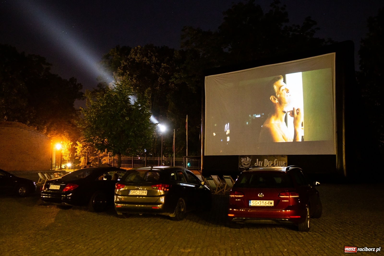 Zdjęcie w galerii na portalu naszraciborz.pl: Zamkowy dziedziniec zamienił się w kino wiadomości z regionu