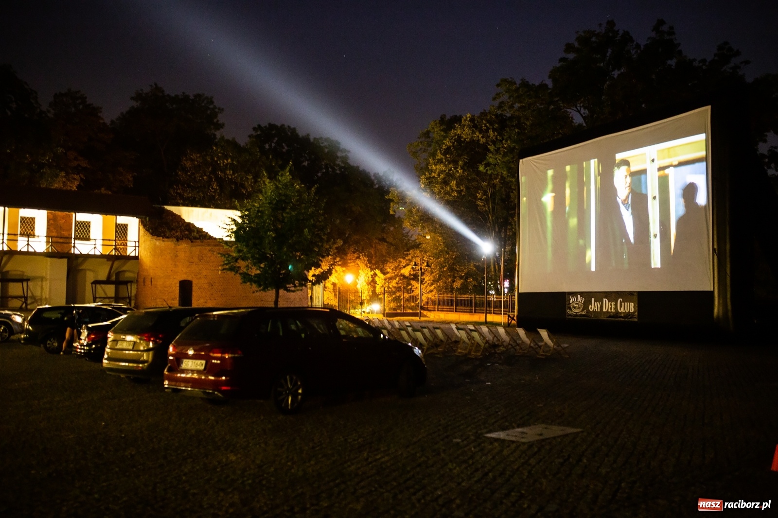 Zdjęcie w galerii na portalu naszraciborz.pl: Zamkowy dziedziniec zamienił się w kino wiadomości z regionu