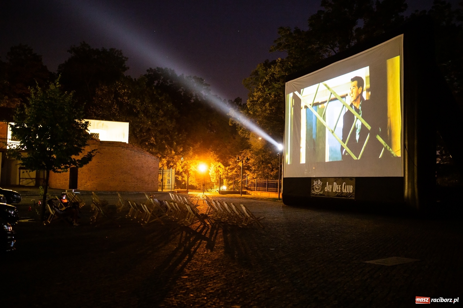 Zdjęcie w galerii na portalu naszraciborz.pl: Zamkowy dziedziniec zamienił się w kino wiadomości z regionu