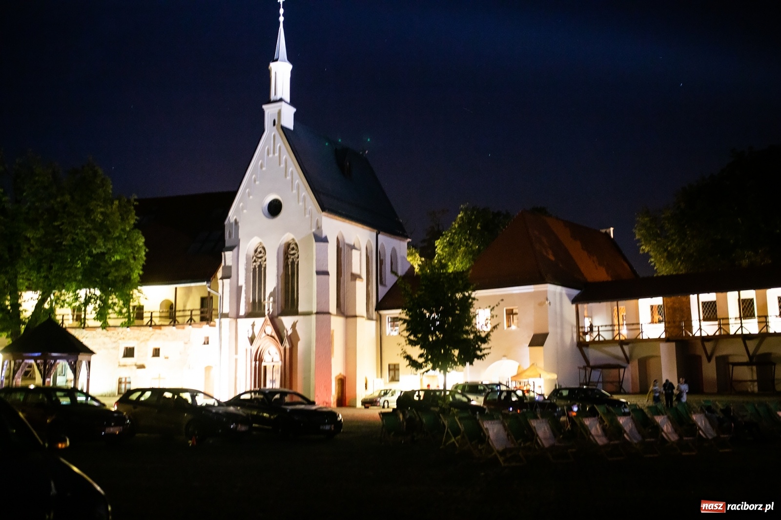 Zdjęcie w galerii na portalu naszraciborz.pl: Zamkowy dziedziniec zamienił się w kino wiadomości z regionu