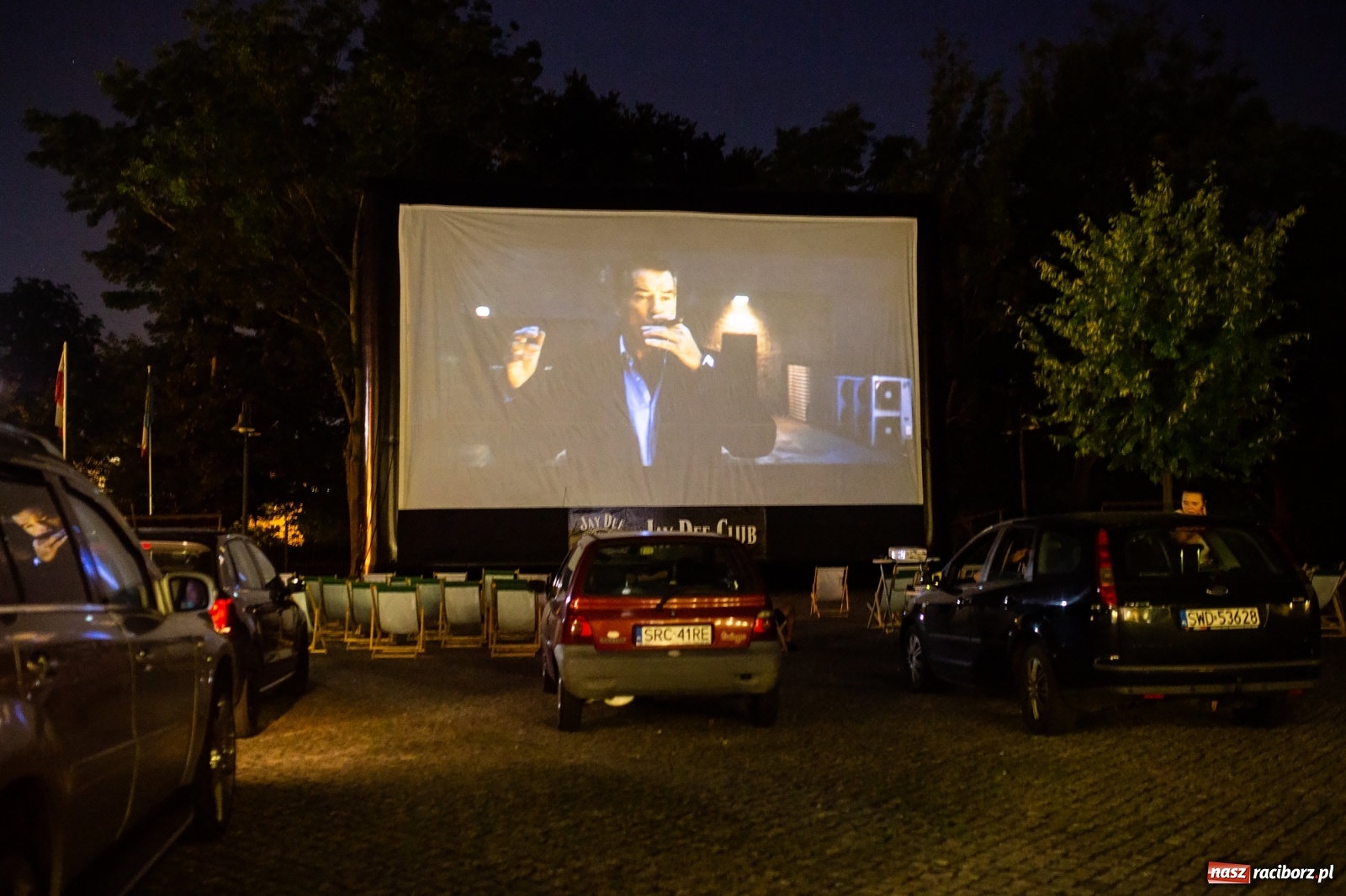 Zdjęcie w galerii na portalu naszraciborz.pl: Zamkowy dziedziniec zamienił się w kino wiadomości z regionu