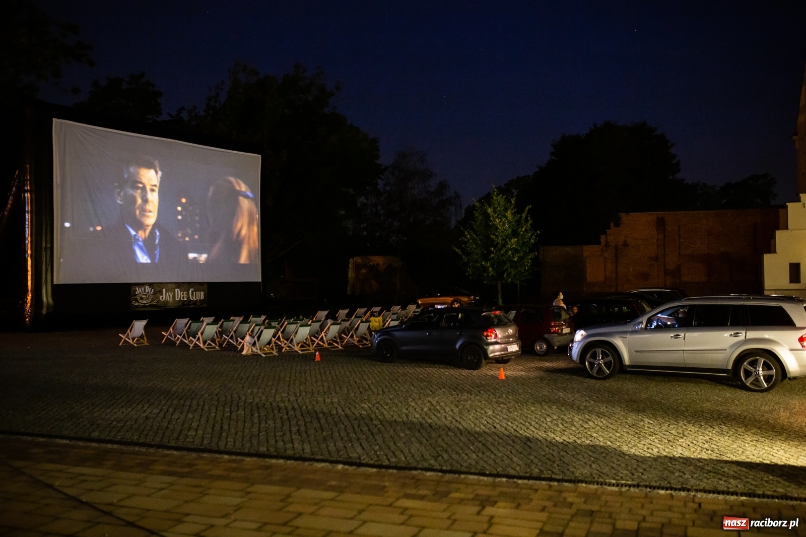 Zdjęcie w galerii na portalu naszraciborz.pl: Zamkowy dziedziniec zamienił się w kino wiadomości z regionu