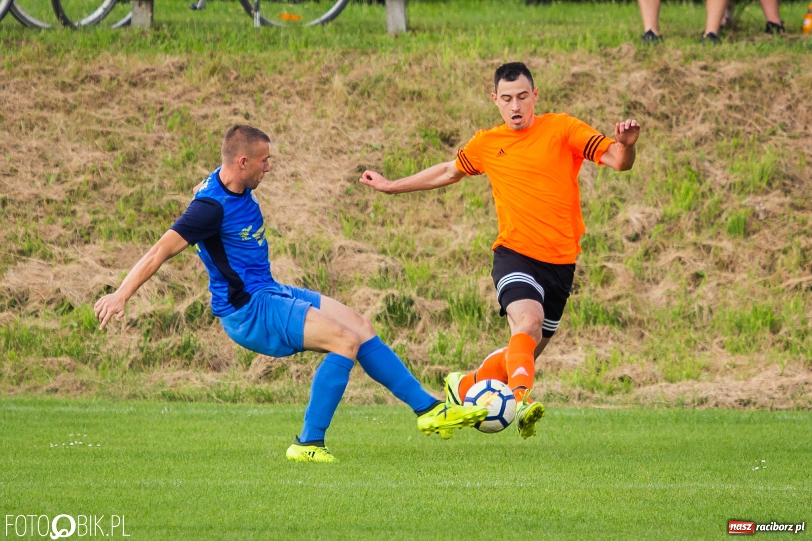 Zdjęcie w galerii na portalu naszraciborz.pl: Derby Raciborza. O wygranej przesądziły karne z kapelusza? [FOTO] wiadomości z regionu