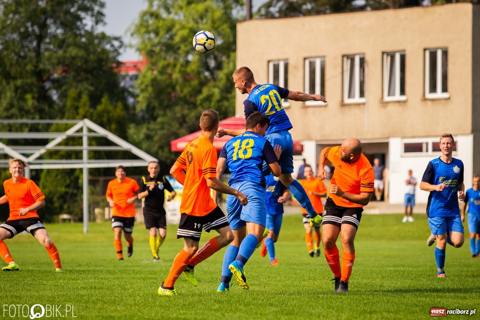 Zdjęcie w galerii na portalu naszraciborz.pl: Derby Raciborza. O wygranej przesądziły karne z kapelusza? [FOTO] wiadomości z regionu
