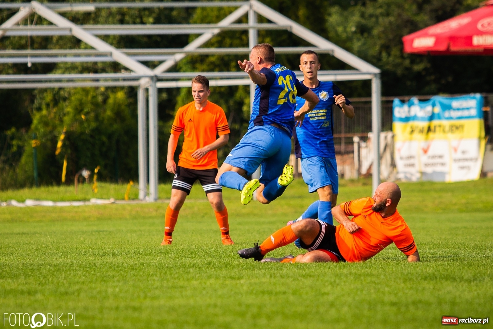 Zdjęcie w galerii na portalu naszraciborz.pl: Derby Raciborza. O wygranej przesądziły karne z kapelusza? [FOTO] wiadomości z regionu