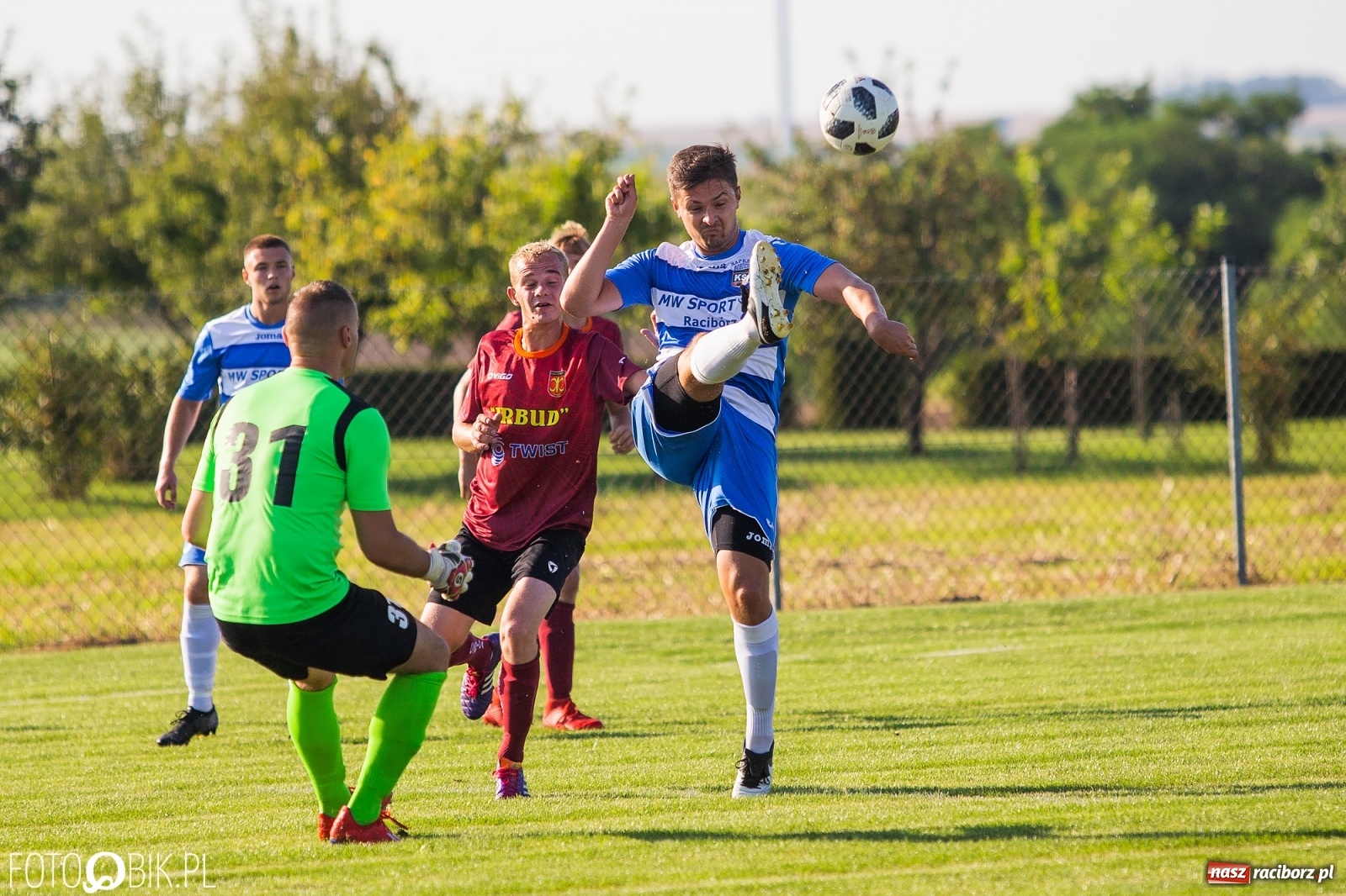 Zdjęcie w galerii na portalu naszraciborz.pl: Borutany zniszczyły mury czernickiego Zameczku [FOTO] wiadomości z regionu