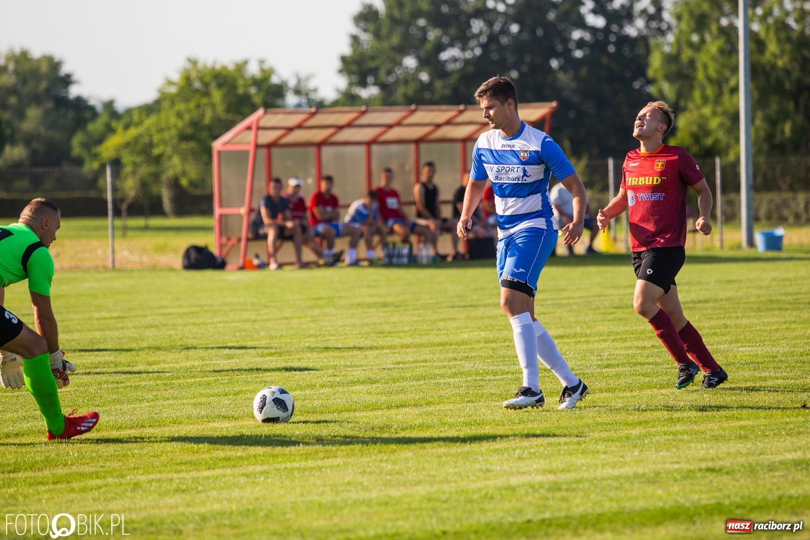 Zdjęcie w galerii na portalu naszraciborz.pl: Borutany zniszczyły mury czernickiego Zameczku [FOTO] wiadomości z regionu