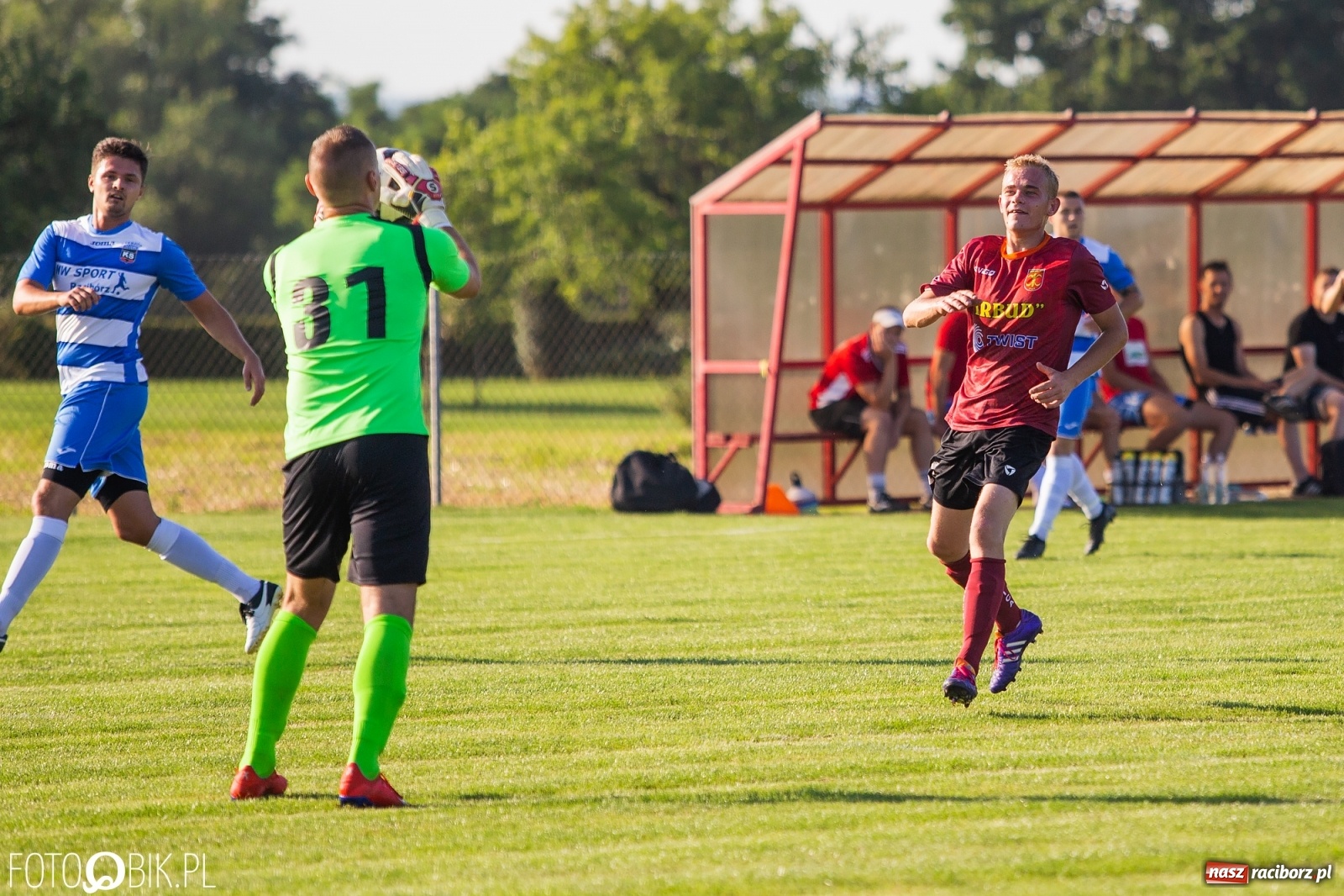 Zdjęcie w galerii na portalu naszraciborz.pl: Borutany zniszczyły mury czernickiego Zameczku [FOTO] wiadomości z regionu