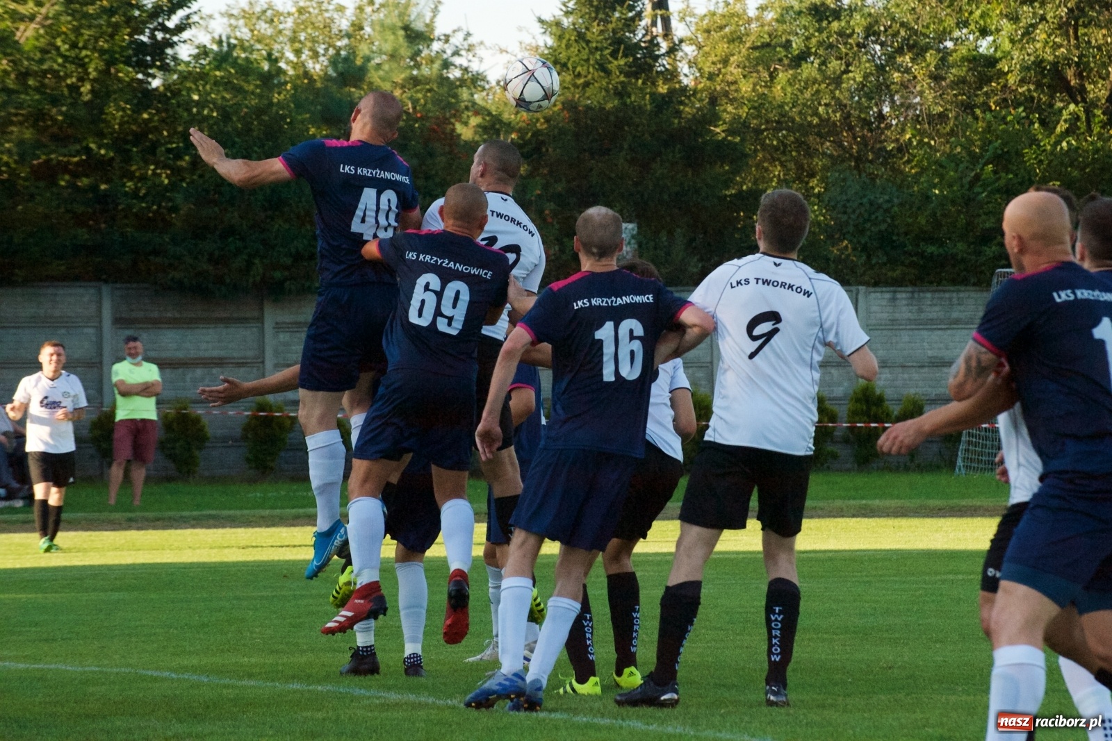 Zdjęcie w galerii na portalu naszraciborz.pl: Tworków vs Krzyżanowice. Historyczna wygrana gospodarzy [FOTO] wiadomości z regionu
