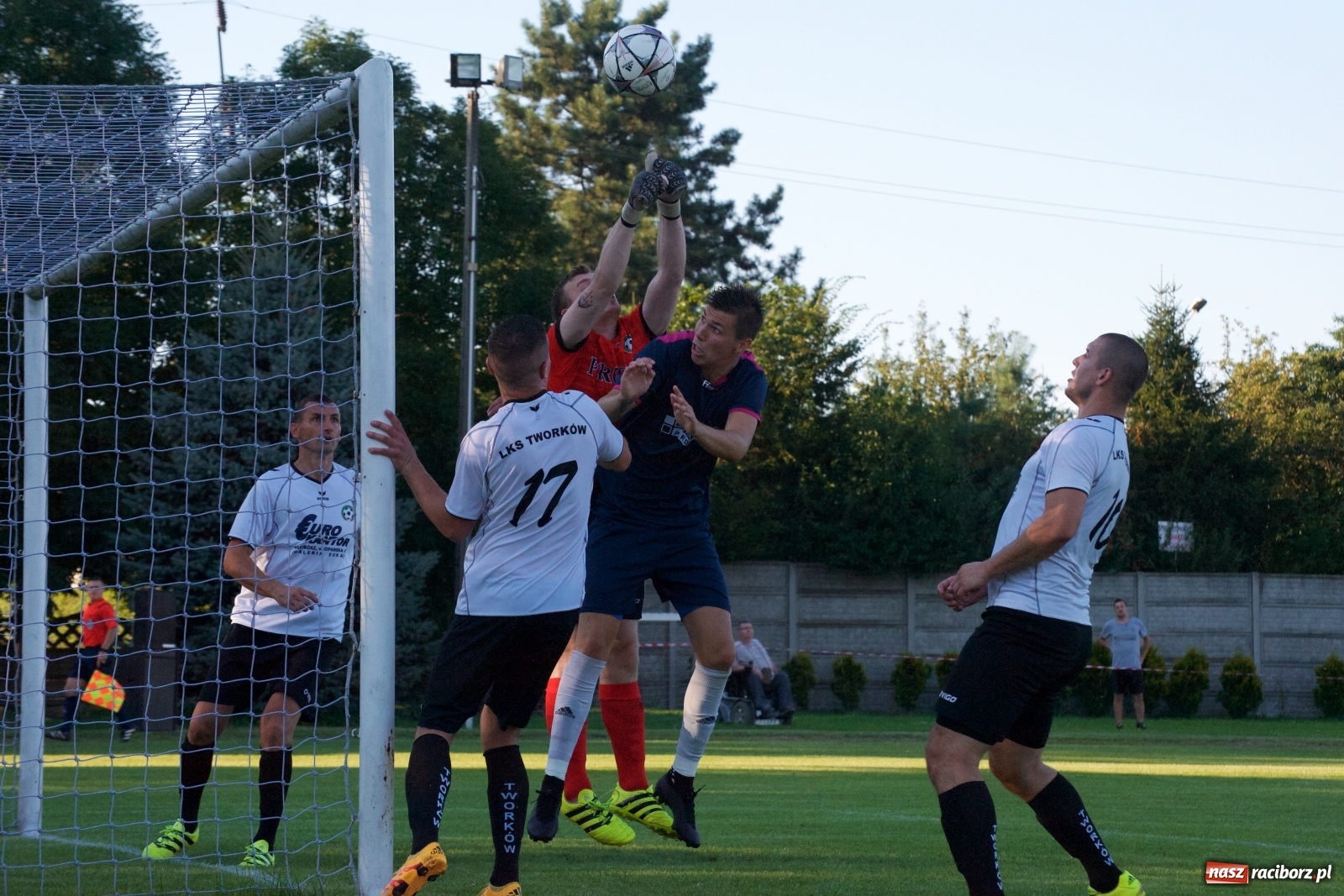 Zdjęcie w galerii na portalu naszraciborz.pl: Tworków vs Krzyżanowice. Historyczna wygrana gospodarzy [FOTO] wiadomości z regionu